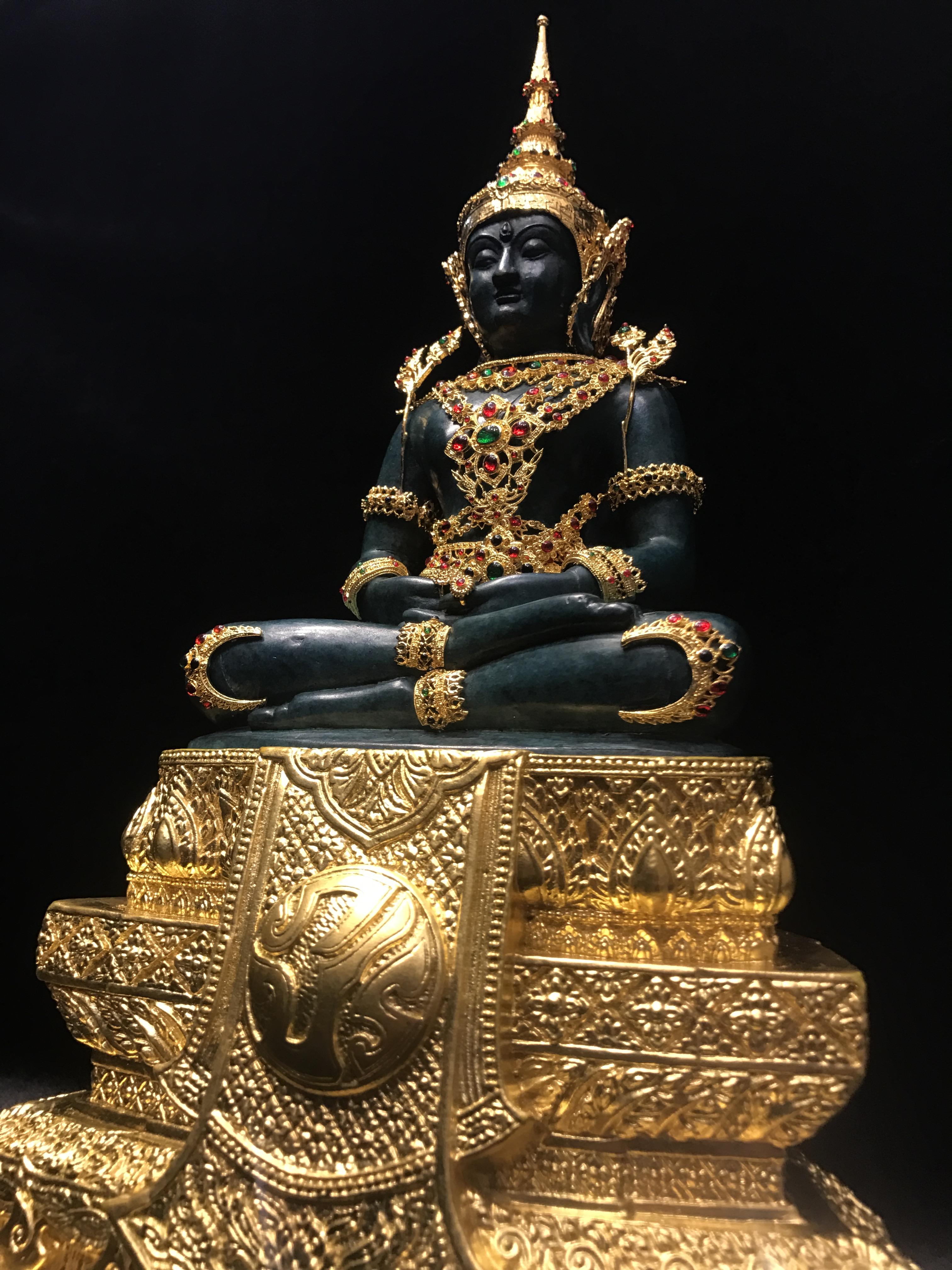 พระพุทธมหามณีรัตนปฏิมากร จำลอง (พระแก้วมรกต) ขนาดบูชาหน้าตัก 5 นิ้ว ตราสัญลักษณ์ ภ.ป.ร. รุ่นแรก ปี2547 เนื้อนวโลหะเคลือบสีเขียว(เครื่องทรงนวโลหะชุบทอง)