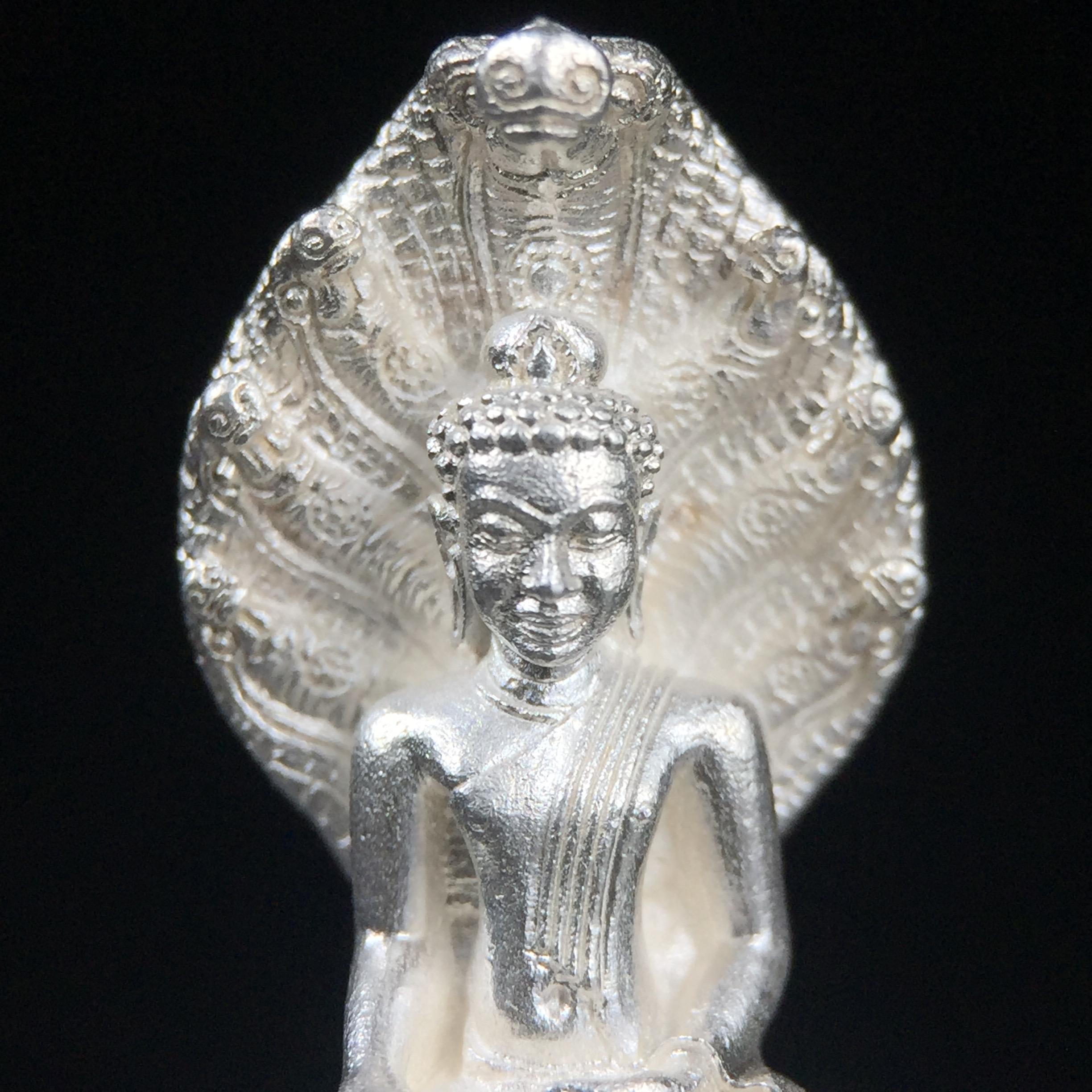 พระพุทธรูปนาคปรกปางมารวิชัย สธ. เนื่องวโรกาสสมเด็จพระเทพรัตนราชสุดาฯ ทรงเจริญพระชนมายุครบ 3 รอบ ปี2534 พิธีพุทธาภิเษก ณ วัดบวรนิเวศวิหาร โดยมีสมเด็จพระญาณสังวร สมเด็จพระสังฆราชเป็นองค์ประธาน(พิธีใหญ่ มวลสารดี พุทธศิลป์งดงาม)พระกริ่งเนื้อเงินพบเจอน้อยหายาก