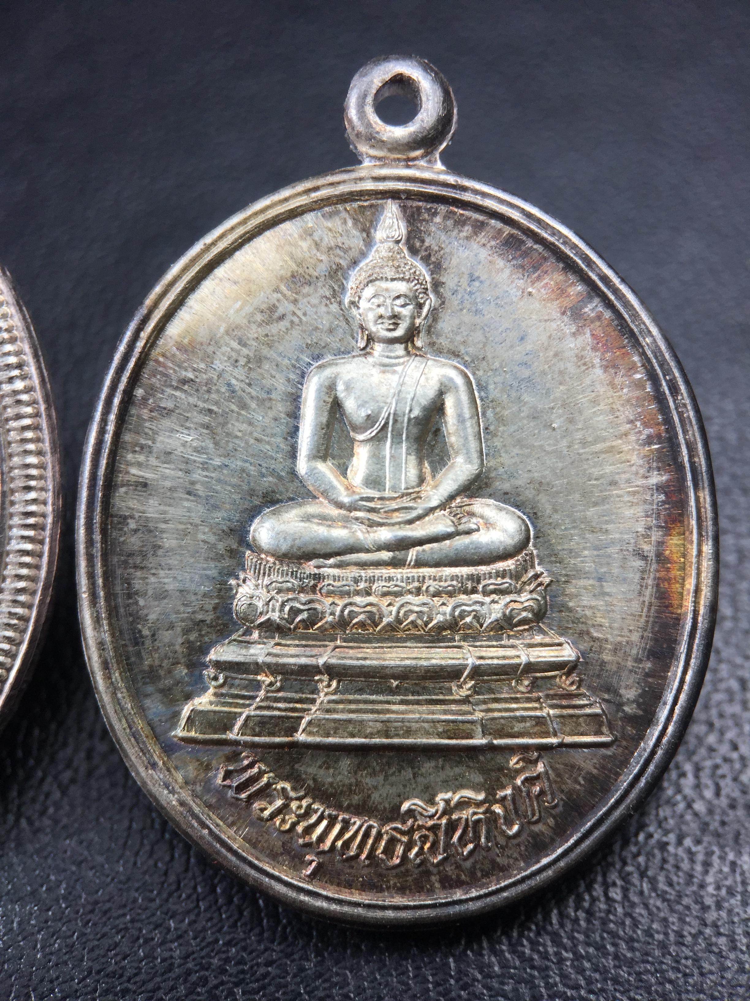 เหรียญพระพุทธสิหิงค์ ภปร. รุ่นมหาลัยธรรมศาสตร์ 60ปี พ.ศ.2537 พิมพ์ใหญ่+พิมพ์เล็ก เนื้อเงินผิวเดิมๆขึ้นสีรุ้งๆสวยมาก(ในหลวงรัชกาลที่9เสด็จในพิธี)(พิธีใหญ่ เกจิที่มีชื่อเสียงมาร่วมปลุกเสกจำนวนมาก ชนวนมาลสารเก่าเข้มขลัง )ของดีธรรมศาสตร์ที่ศิษย์เก่าไม่ควรพลาด