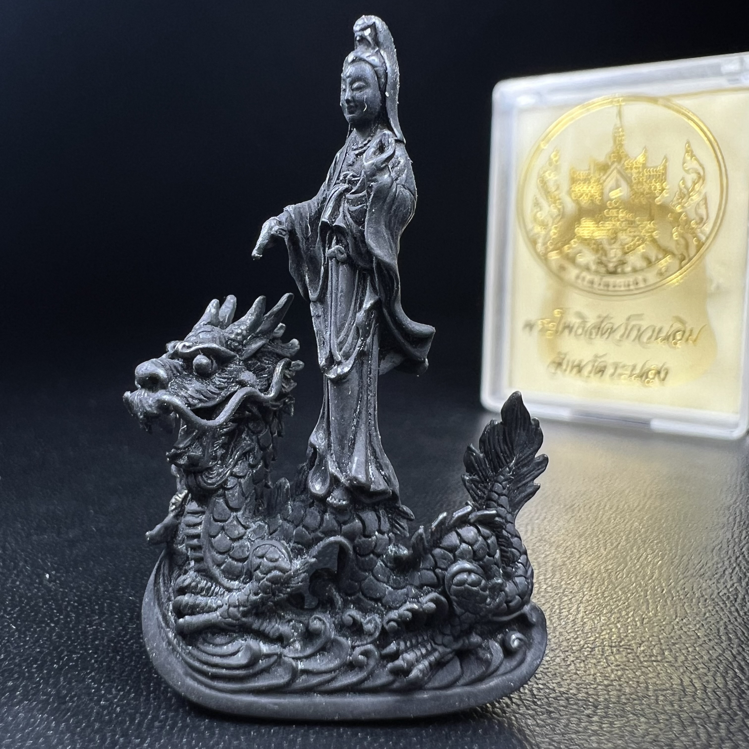 รูปหล่อลอยองค์พระโพธิสัตว์กวนอิม ทรงประทับมังกร จ.ระนอง พ.ศ.2539 เนื้อนวโลหะ พิมพ์ใหญ่(สวยงดงาม เข้มขลัง ทรงคุณค่า) เฉลิมฉลองในวโรกาสที่พระบาทสมเด็จพระเจ้าอยู่หัวทรงครองสิริราชสมบัติครบ 50 ปี(องค์หมายเลข๘๘๗๒)