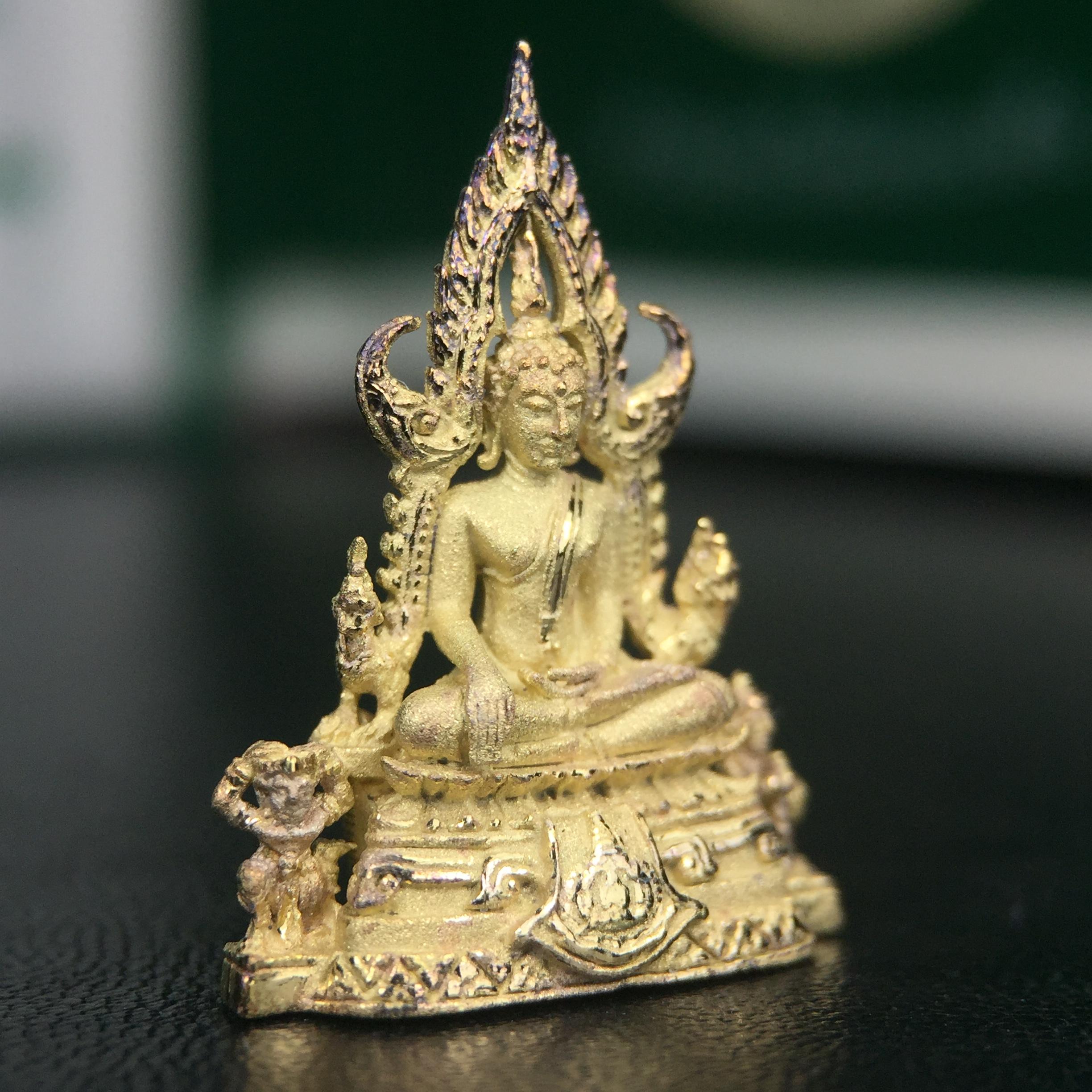 พระพุทธชินราช ภปร. ในวโรกาสพระราชพิธีมหามงคล เฉลิมพระชนมายุ6รอบ 5ธันวาคม2542 มูลนิธิพิทักษ์ดวงตาประชาชน จัดสร้าง เนื้อเงินบริสุทธิ์ 99.9% แบบชุบทองประกายเพชร 3 ไมครอน พิมพ์กลาง ขนาดสูง 2.4 ซม. พร้อมกล่องบรรจุเดิม