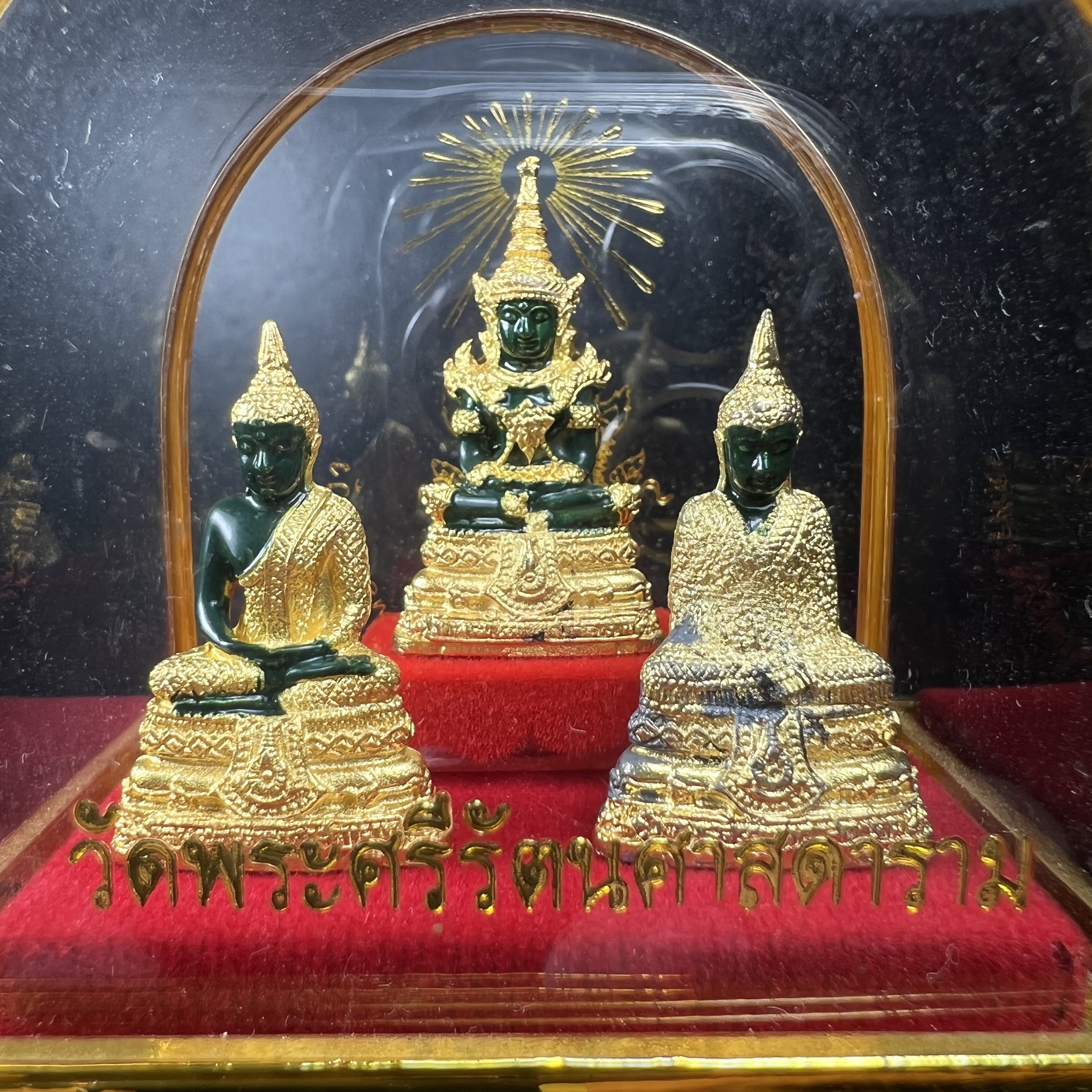 พระพุทธมหามณีรัตนปฏิมากร(พระแก้วมรกต) วัดพระศรีรัตนศาสดาราม สำนักพระราชวัง จัดสร้าง พิมพ์ทรงเครื่อง 3 ฤดู(ร้อน ฝน หนาว) หน้าตัก 1 นิ้วพร้อมครอบตู้เดิม(บรรจุมวลสารใต้ฐาน)