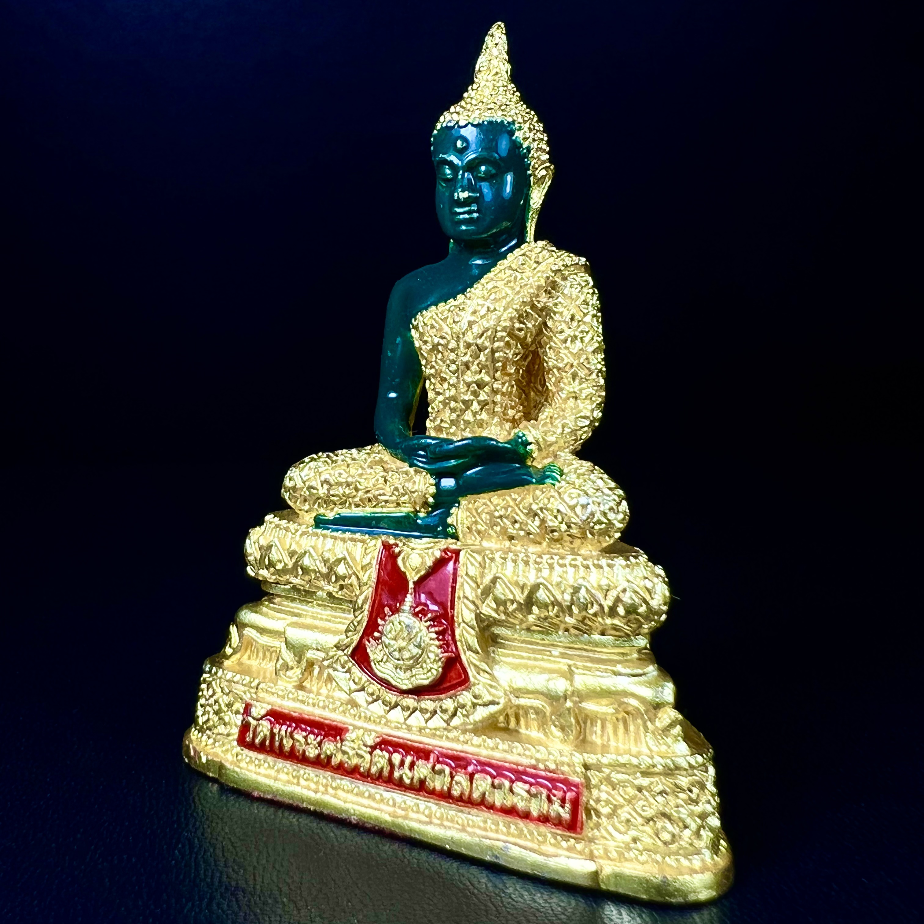 พระพุทธมหามณีรัตนปฏิมากร(พระแก้วมรกต) วัดพระศรีรัตนศาสดาราม สำนักพระราชวัง จัดสร้าง ฤดูฝน หน้าตัก 2 นิ้ว(บรรจุมวลสารใต้ฐาน)