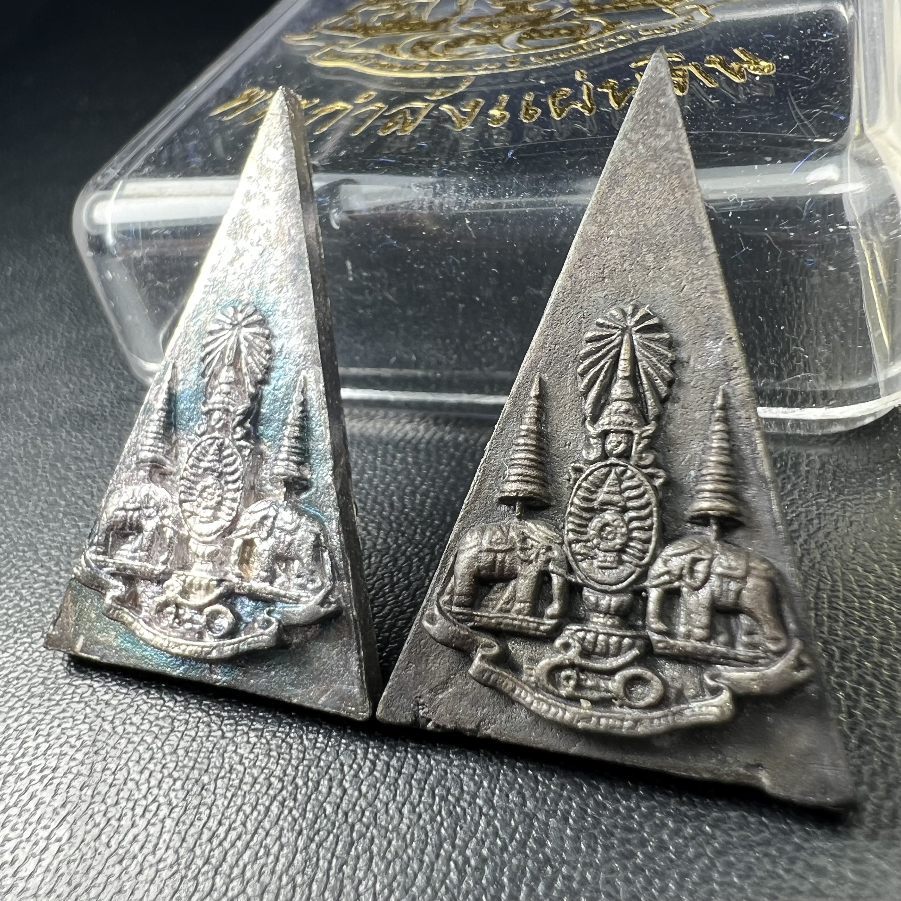 พระกำลังแผ่นดิน (สมเด็จจิตรลดา2) จัดสร้างเฉลิมพระเกียรติ ร.9 ครองราชย์ 50 ปี 2539 เนื้อเงิน(ผิวเดิมกลับดำ รุ้งๆสวย)+เนื้อนวโลหะ(สร้างน้อยหายาก)พร้อมกล่องบรรจุเดิมครบสมบูรณ์(1ใน2539องค์)