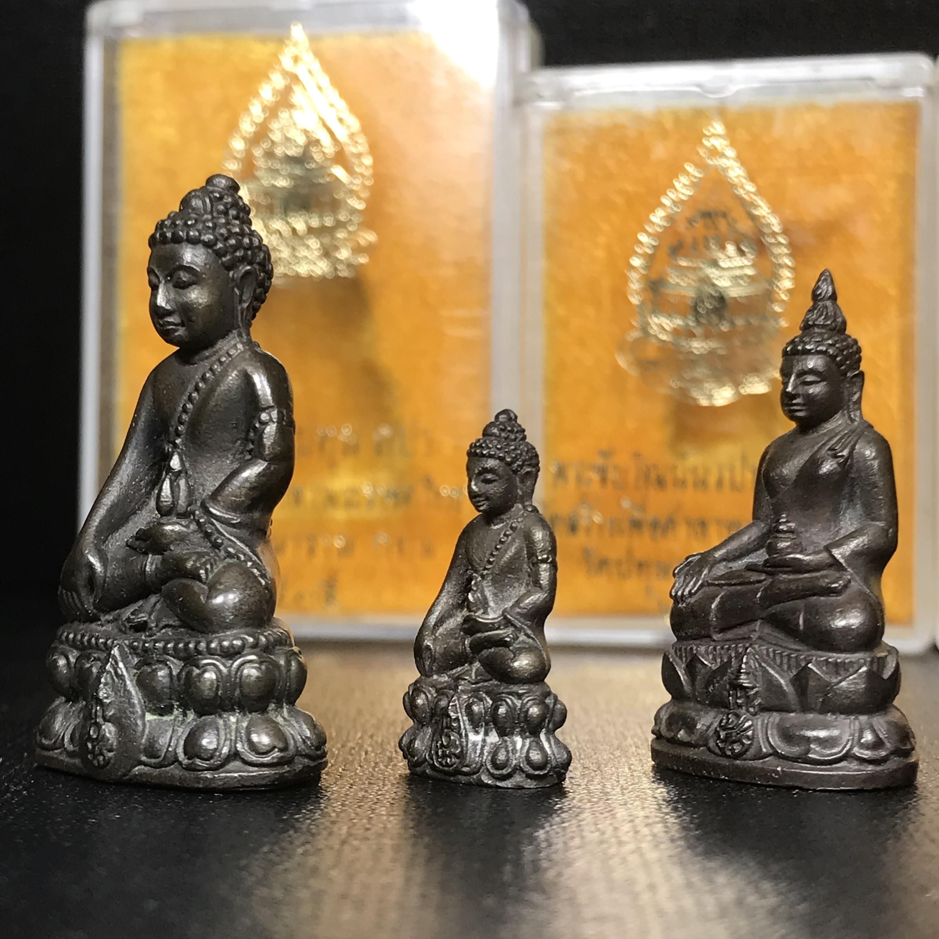 พระกริ่งนวปทุม ภปร.-พระชัยวัฒน์นวปทุม ภปร.-พระกริ่งไพรีพินาศ ภปร. รุ่นแรก วัดปทุมวนาราม ครบชุดเนื้อนวโลหะ ปี2535(ในหลวงรัชกาลที่9เสด็จเททอง)(1ใน3000ชุด)หายาก