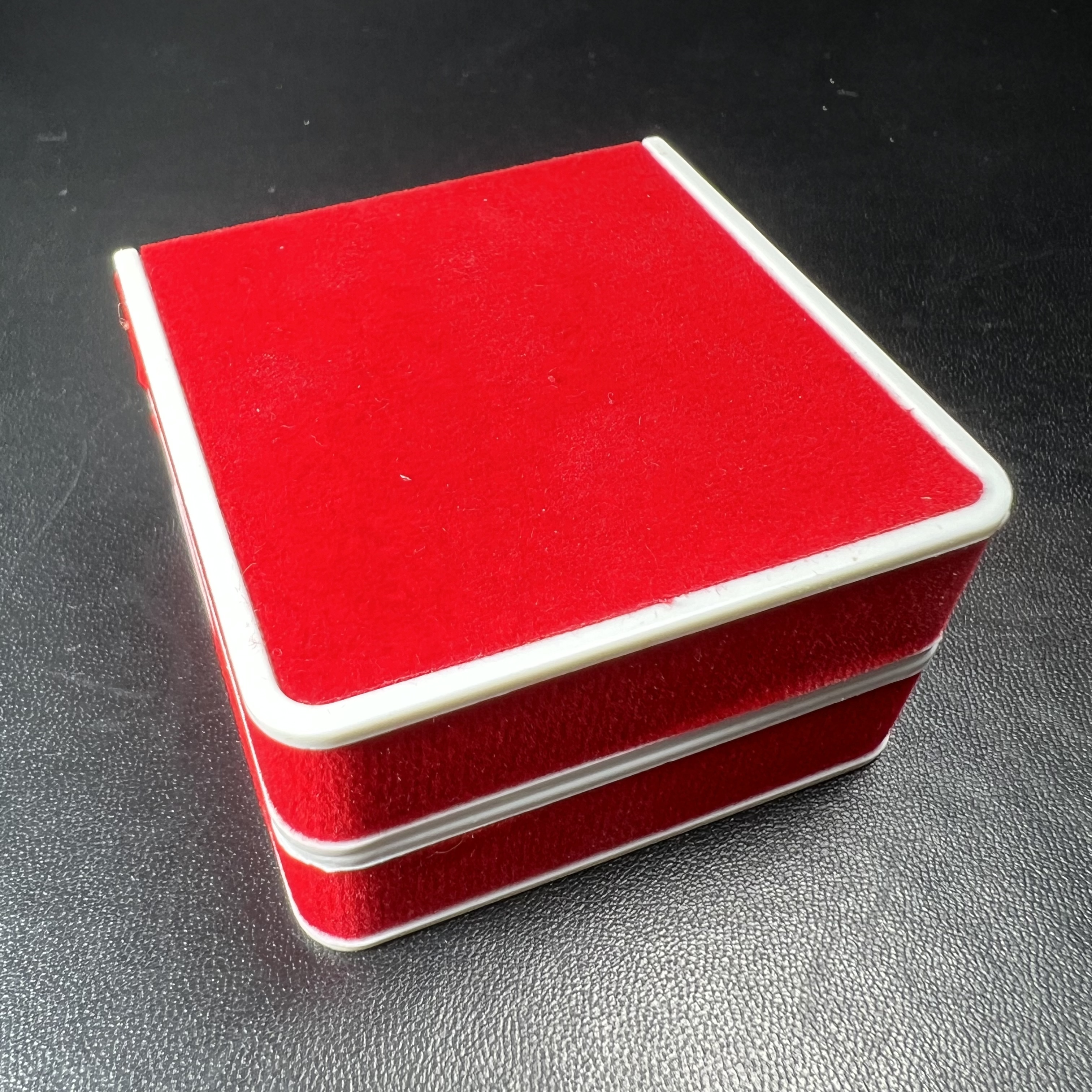 พระพุทธโสธร รุ่นอุดมโชคโภคทรัพย์ ปี 2550 เนื้อทองคำ พิมพ์จิ๋ว วัดโสธรวรารามวรวิหาร จ.ฉะเชิงเทรา (สภาพ สวย ซีนซองเดิม กล่องบบรรจุเดิมครบสมบูรณ์)