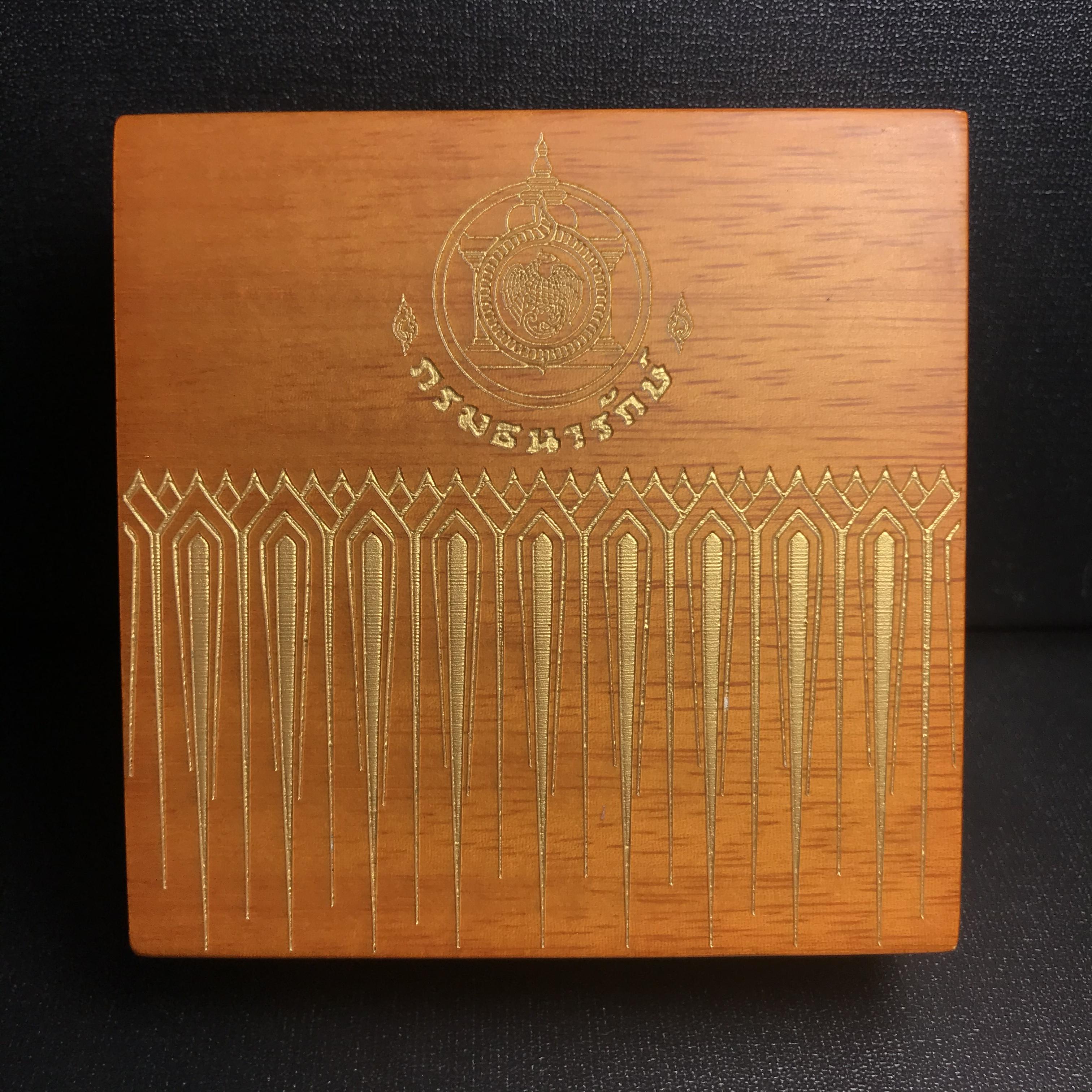 เหรียญที่ระลึกพระคลัง (พิมพ์สี) เนื่องในโอกาสครบ 125 ปี พระคลังมหาสมบัติ พ.ศ. 2558 เนื้อเงิน 99.99% ขัดเงา พิมพ์สี สวยสดงดงาม(นิยม สร้างน้อย หายาก)1 ใน 3126เหรียญ ***ตามความเชื่อที่ว่า ท่านใดมีพระคลังไว้บูชา ท่านนั้น จะมีกินมีใช้ตลอดไป เงินทองไม่ขาดมือ***