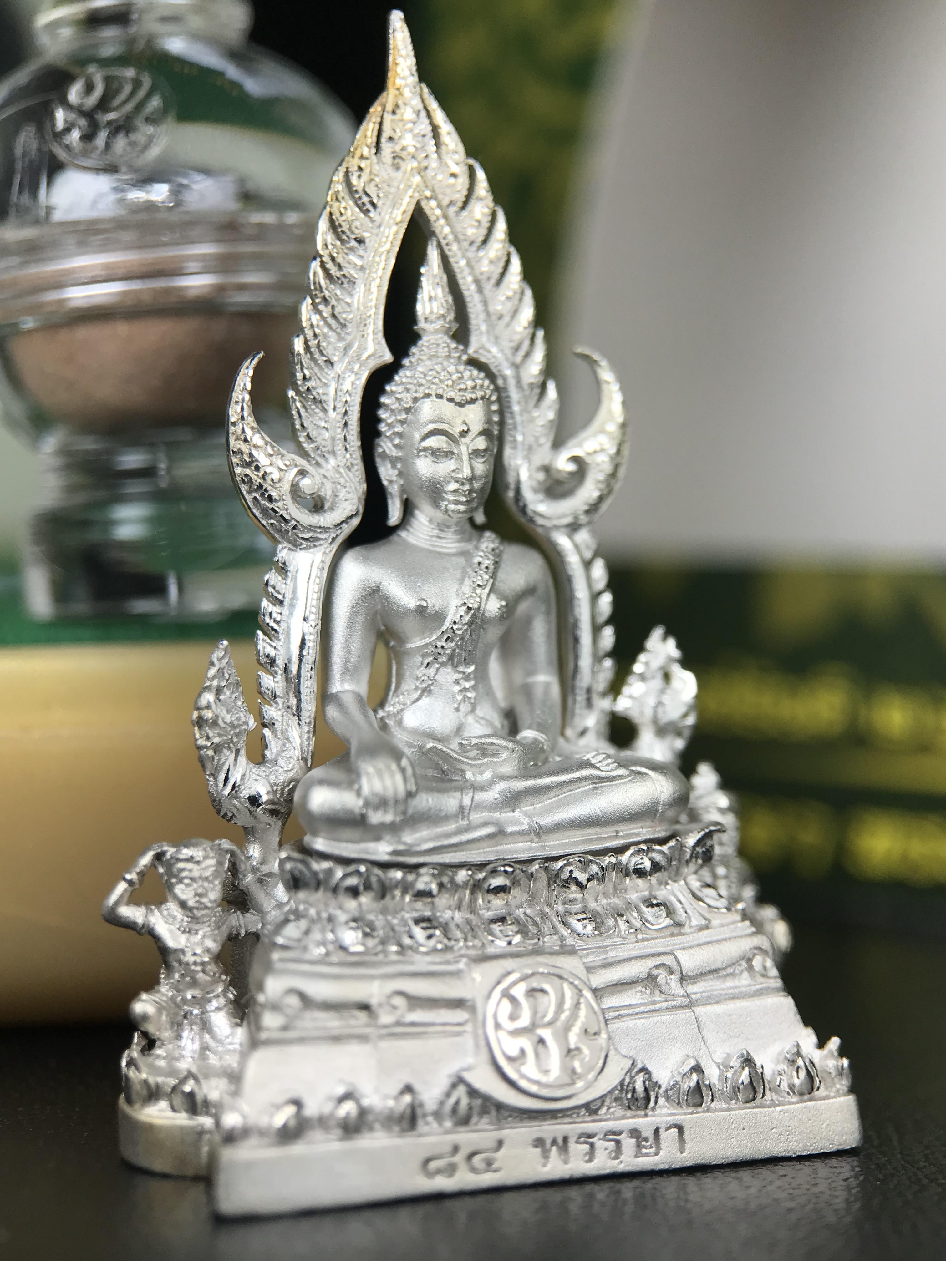 พระพุทธชินราช ภปร. 84 พรรษาในหลวงรัชกาลที่ 9 ปี 2554 พิมพ์กลางขนาดหน้าตัก 1/2 นิ้ว(สูง 3.8 ซม.) เนื้อเงินชุบทองคำขาว(สภาพผิวเดิมสวย) (พระราชทานมวลสาร จิตรลดาและเส้นพระเจ้า(เส้นผม)รัชกาลที่9)พุทธศิลป์ทรงคุณค่าอีกหนึ่งรุ่นยอดนิยม(องค์หมายเลข ๒๔๐๐)