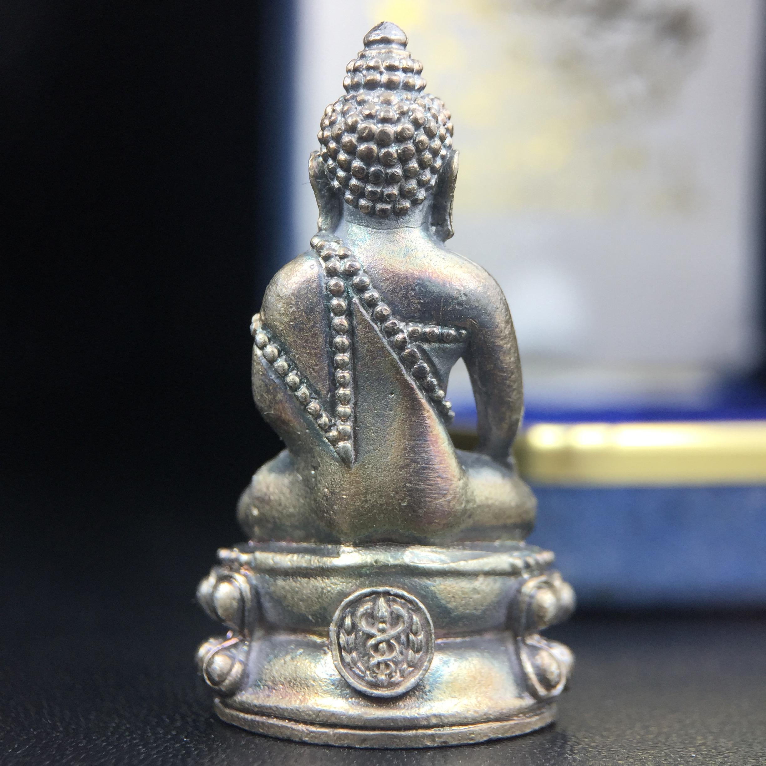 พระกริ่งศิรากาศ ภปร.(พระกริ่งคุ้มเกล้า)วัตถุมงคล"คุ้มเกล้าฯ" มูลนิธิ “คุ้มเกล้า” ในพระบรมราชูปถัมภ์ จัดสร้าง โรงพยาบาลภูมิพล เนื้อเงิน(พิมพ์หน้าไทย)(สภาพผิวเดิมขึ้นน้ำทองรุ้งๆทั่วองค์สวยมาก มาพร้อมกล่องบรรจุเดิมแบบนี้หายาก)(รัชกาลที่9เสด็จเททอง)