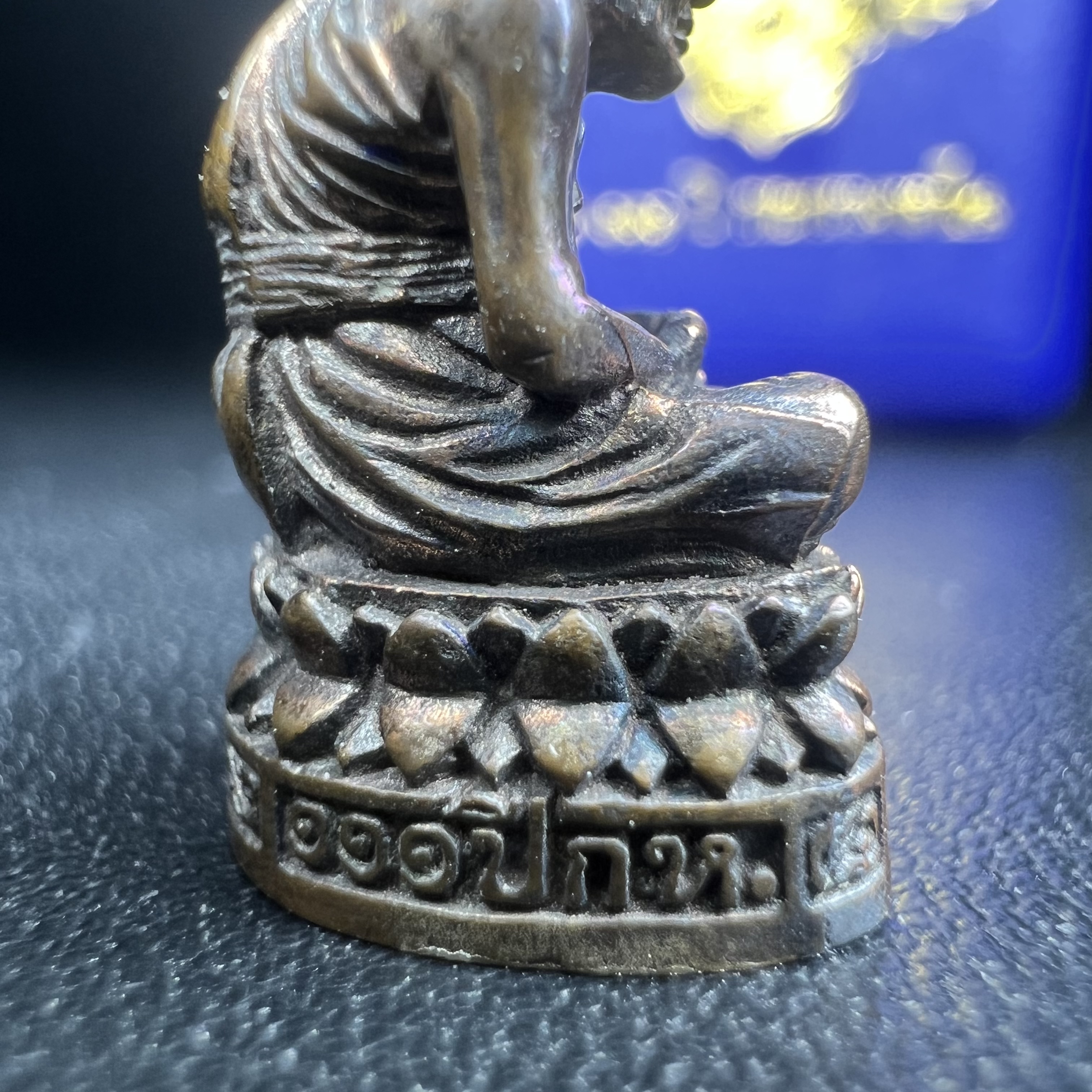 รูปเหมือนหล่อลอยองค์หลวงปู่ทวด รุ่น 111ปี กระทรวงกลาโหม เนื้อนวโลหะรมดำ-ปัดเงา ปี2540 พิธีใหญ่ เข้มขลัง นิยม พร้อมกล่องบรรจุเดิม(คัดสภาพสวยผิวเทพๆผิวรุ้งๆ)ทั้งพิธีทั้งพุทธศิลป์ทรงคุณค่าอีกหนึ่งรุ่นยอดนิยม