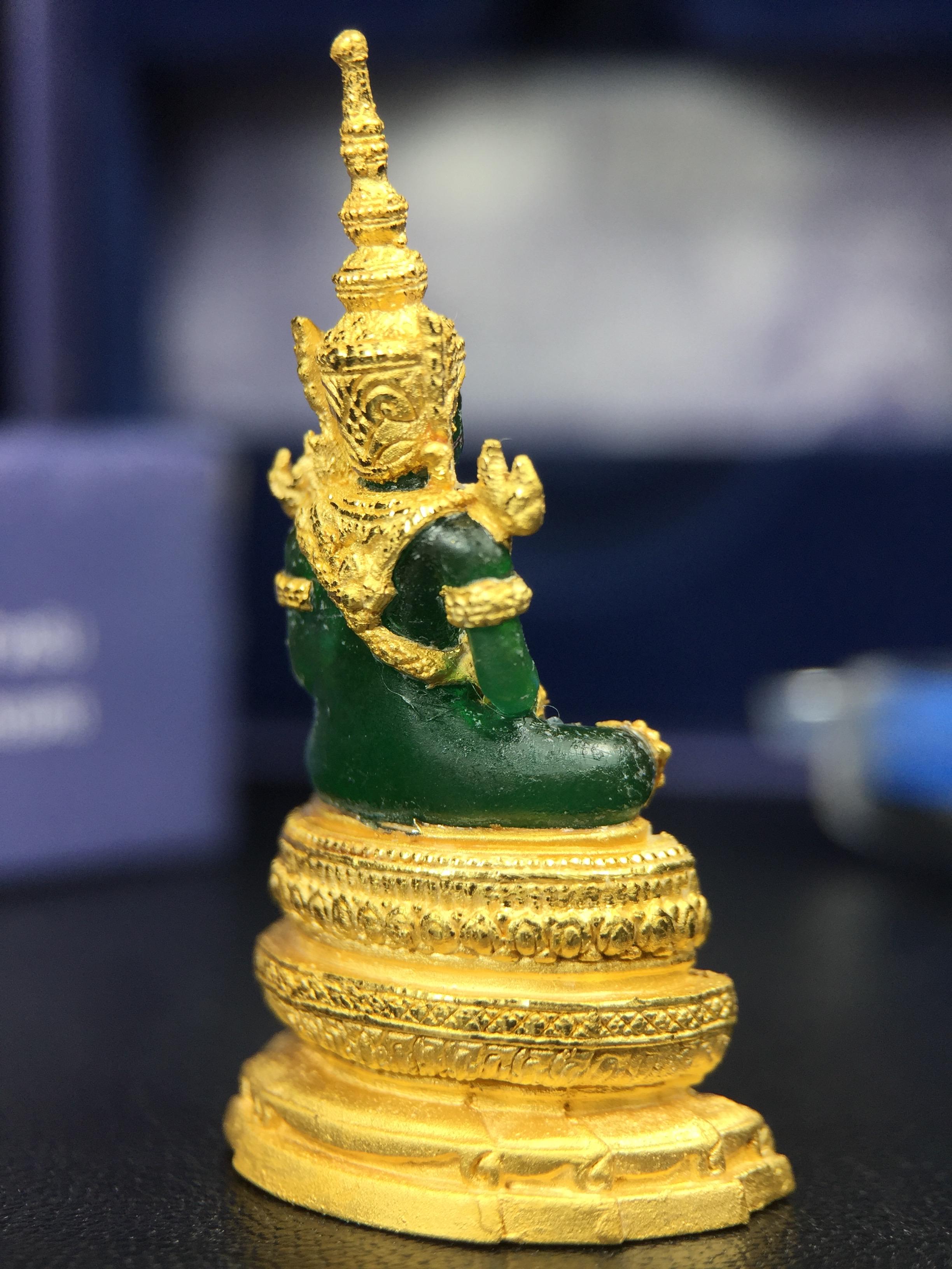 พระแก้วมรกต ภปร. จัดสร้างโดย รพ.ภูมิพลฯ ปี2547 ลอยองค์ขนาดหน้าตัก 1/2 นิ้ว เนื้อเรซิ่นหุ้มทองคำ99.99 งดงามทรงคุณค่าอีกหนึ่งรุ่นยอดนิยม หายาก