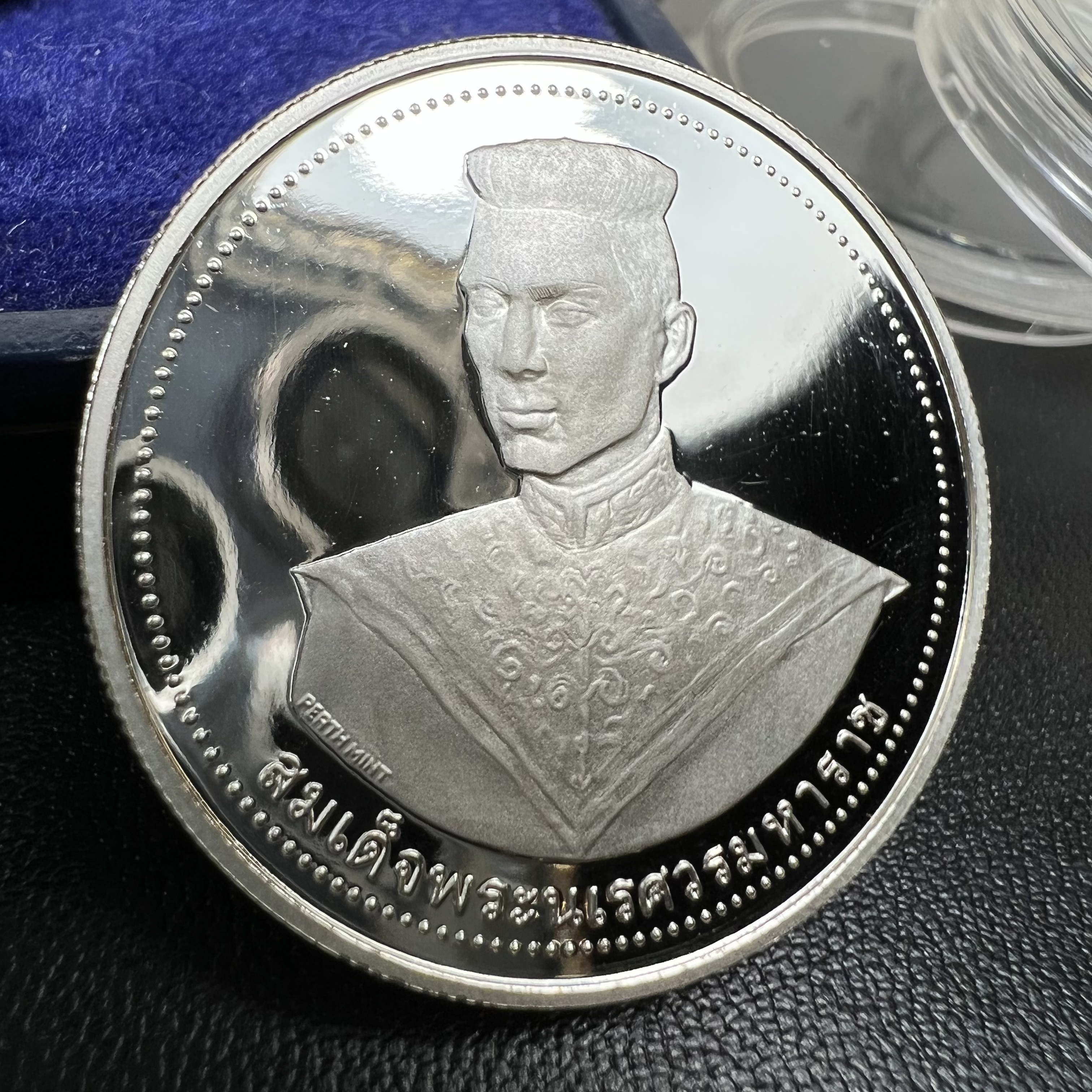 เหรียญสมเด็จพระนเรศวรมหาราช-พระพุทธชินราช รุ่นกองทุนสร้างอาคารเรียนวิทยาลัยสงฆ์ วัดพระศรีรัตนมหาธาตุ ปี 2536 เนื้อเงินขัดเงา บล็อกนอก เพิร์ธ ประเทศออสเตรเลีย(PERTH MINT)กล่องบรรจุเดิมใบรับรองพร้อมสวยงาม