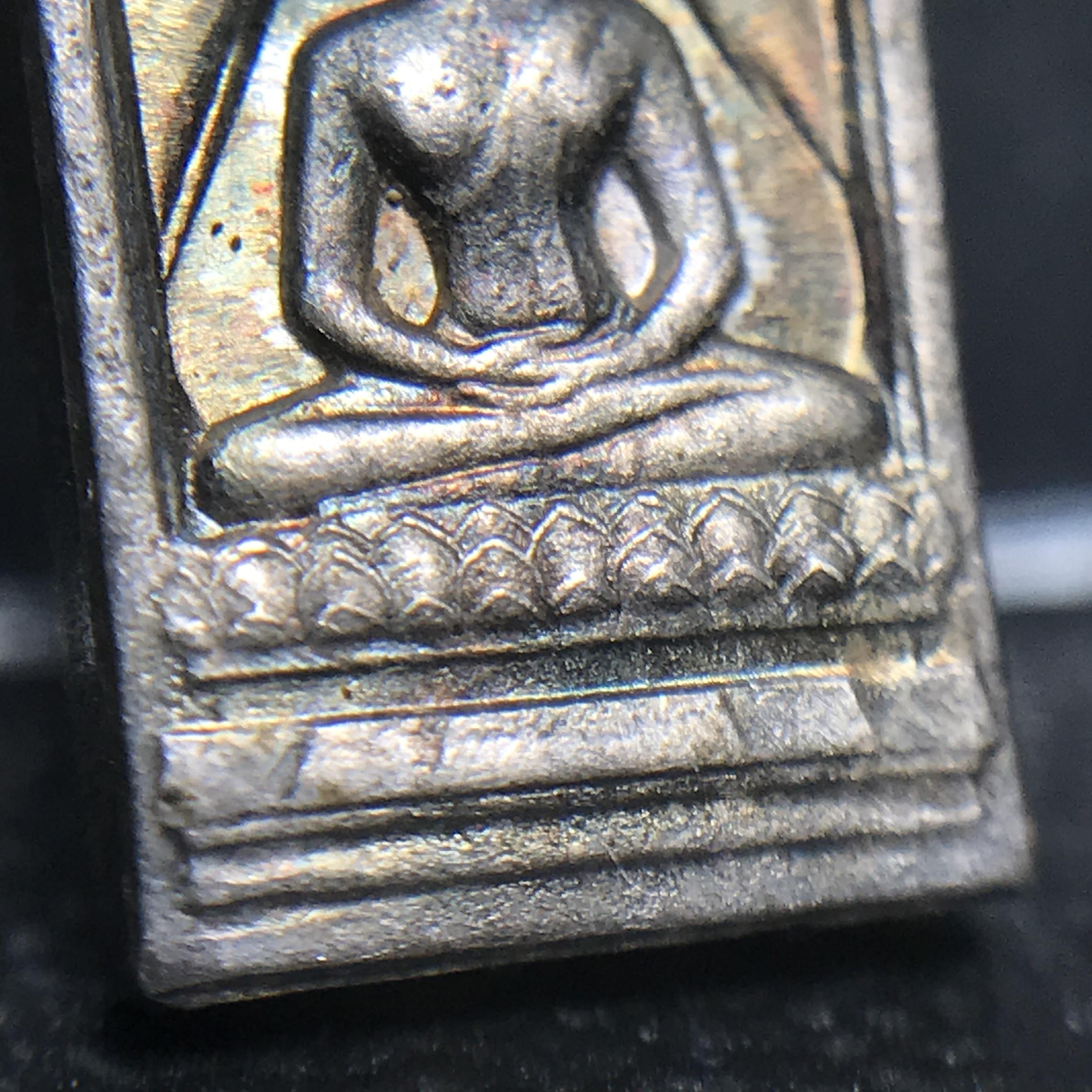 พระปรกใบมะขาม พระพุทธสิหิงค์ ภปร. ธรรมศาสตร์ 50ปี เนื้อเงิน(ในหลวงรัชกาลที่9 เสด็จเททอง)(พระปรกใบมะขาม ภปร. รุ่นแรก)(คัดสภาพสวยคมชัด ผิวเดิม)หายาก