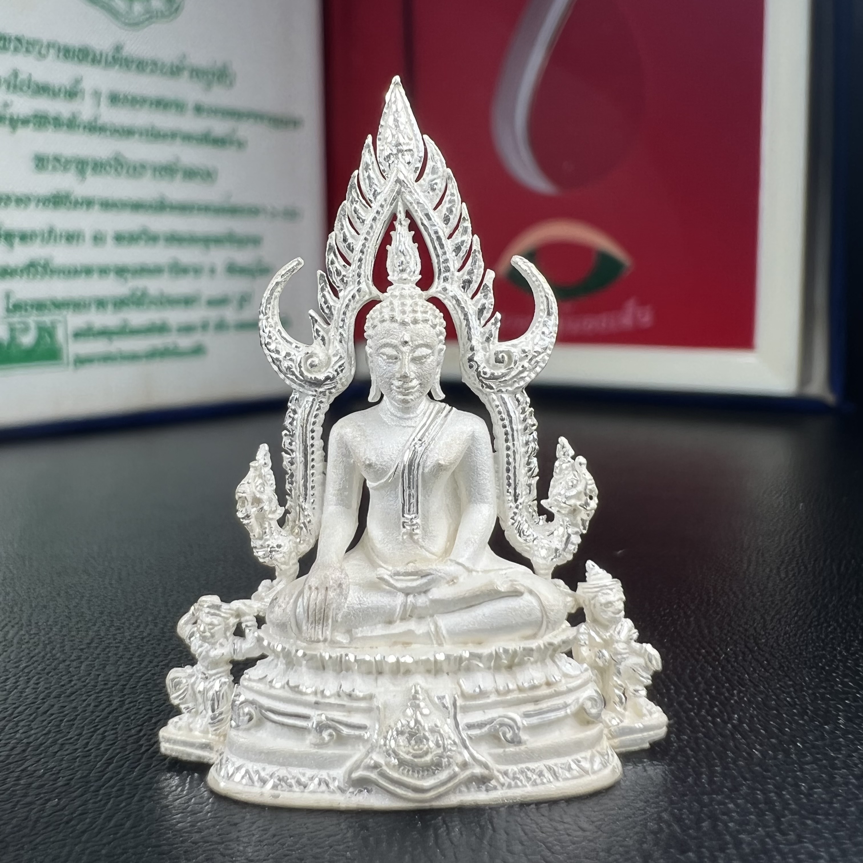 พระพุทธชินราช ภปร. ในวโรกาสพระราชพิธีมหามงคล เฉลิมพระชนมายุ6รอบ 5ธันวาคม2542 มูลนิธิพิทักษ์ดวงตาประชาชน จัดสร้าง เนื้อเงินแบบทรายนวลขัดเงาบางส่วน พิมพ์ใหญ่ ขนาดสูง 3.4 ซม. พร้อมกล่องบรรจุเดิม