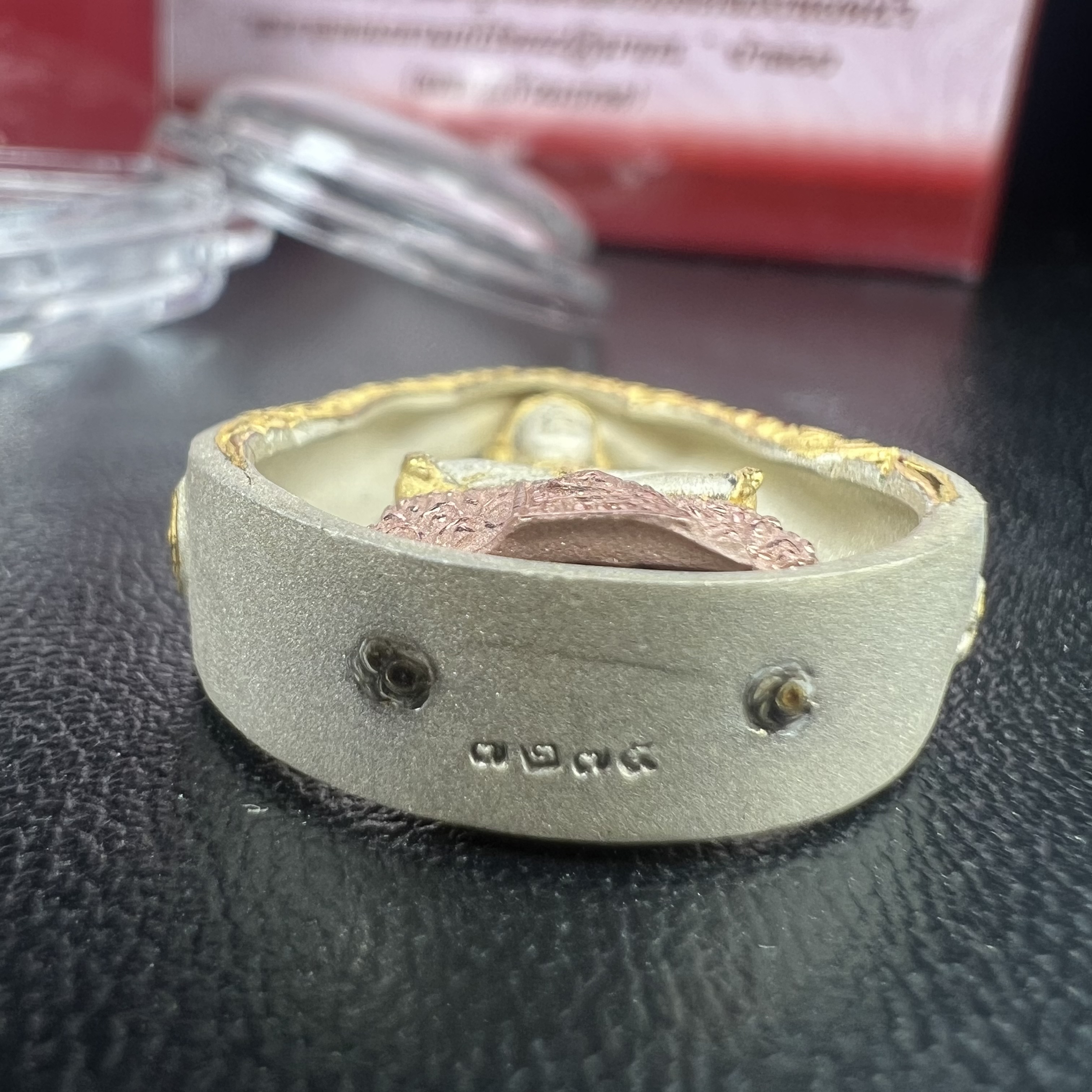 พระแก้วมรกต ภปร.(รุ่นแรก) ปี2545 รุ่นฉลองกรุงรัตนโกสินทร์ครบ 220 ปี พิมพ์ลอยองค์ทรงหยดน้ำ เนื้อเงินบริสุทธิ์ 92.5% (สามกษัตริย์) ขนาด 18*27 มม. พร้อมกล่องบรรจุเดิม สวยครบสมบูรณ์