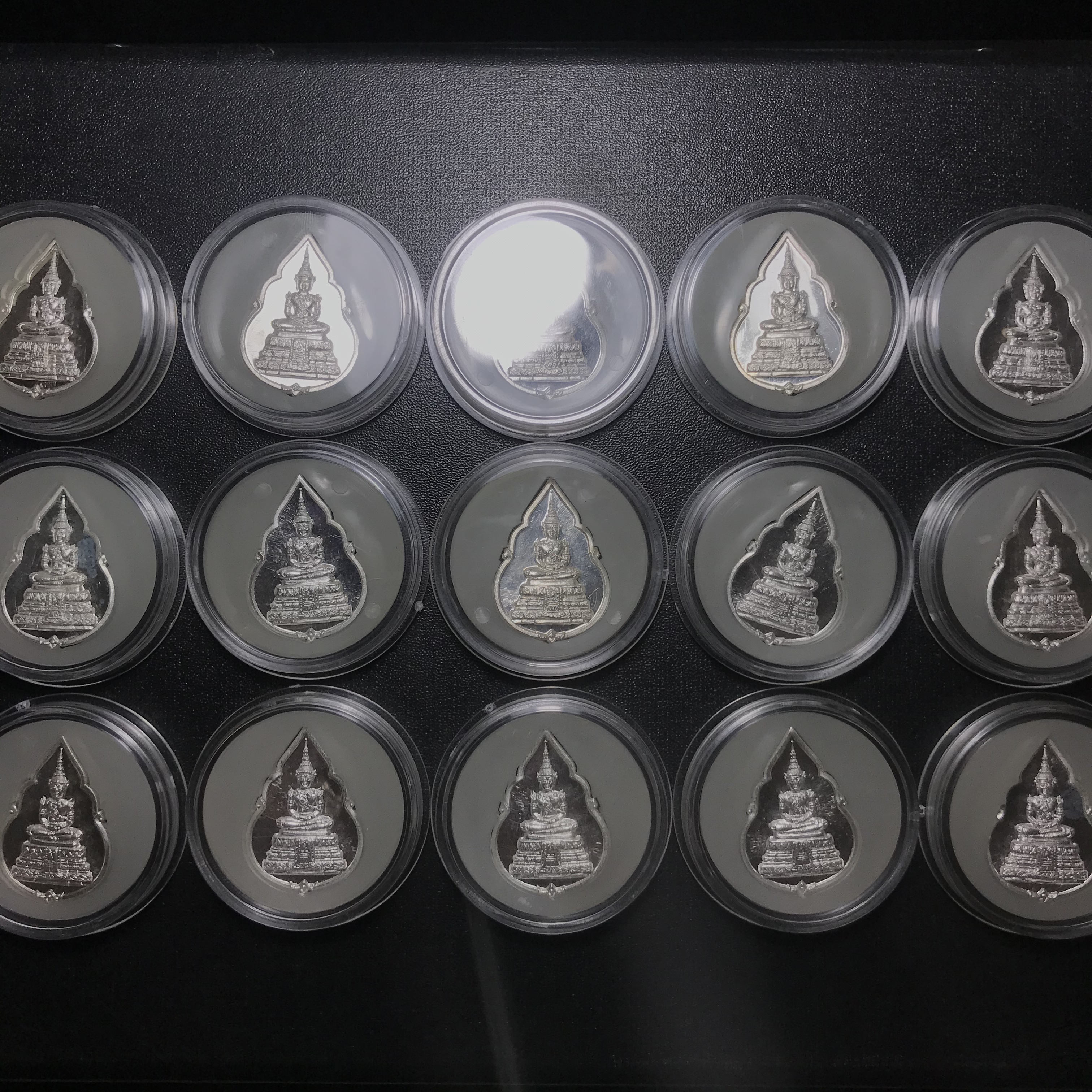 เหรียญพระแก้วมรกต ที่ระลึกในการหล่อเททองหล่อพระแก้วมรกต ครบรอบ 64 ปี กรมสรรพสามิต 2539 และในวโรกาสที่พระบาทสมเด็จพระเจ้าอยู่หัวทรงครองราชย์ครบ 50 ปี เมื่อ พ.ศ.2539 เนื้อเงินขัดเงา ทรงหยดน้ำ พร้อมตลับใส่ครบสมบูรณ์(เหรียญสภาพสวยเดิม พิธีใหญ่)