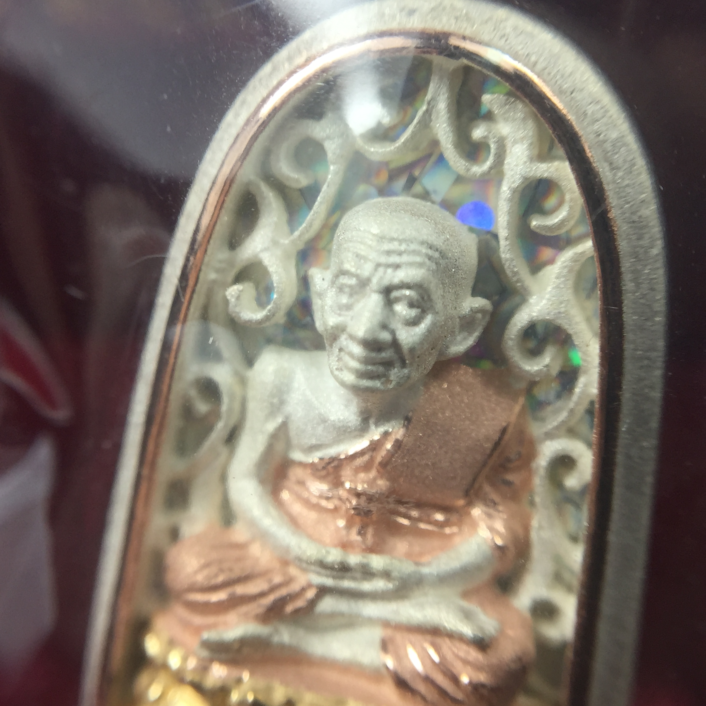 เหรียญหลวงพ่อทวด รุ่น มงคลบารมี วัดประสาทบุญญาวาส ปี 2545 เนื้อเงินสามกษัตริย์ พิมพ์ทรงพระรอด(ขนาด 2.2*1.5 ซม.)ฉลุลายฉากพื้นหลังสามมิติเปลือกหอยมุกสวยงาม ตอกโค๊ต ก(กรรมการ)พร้อมกล่องบรรจุเดิม