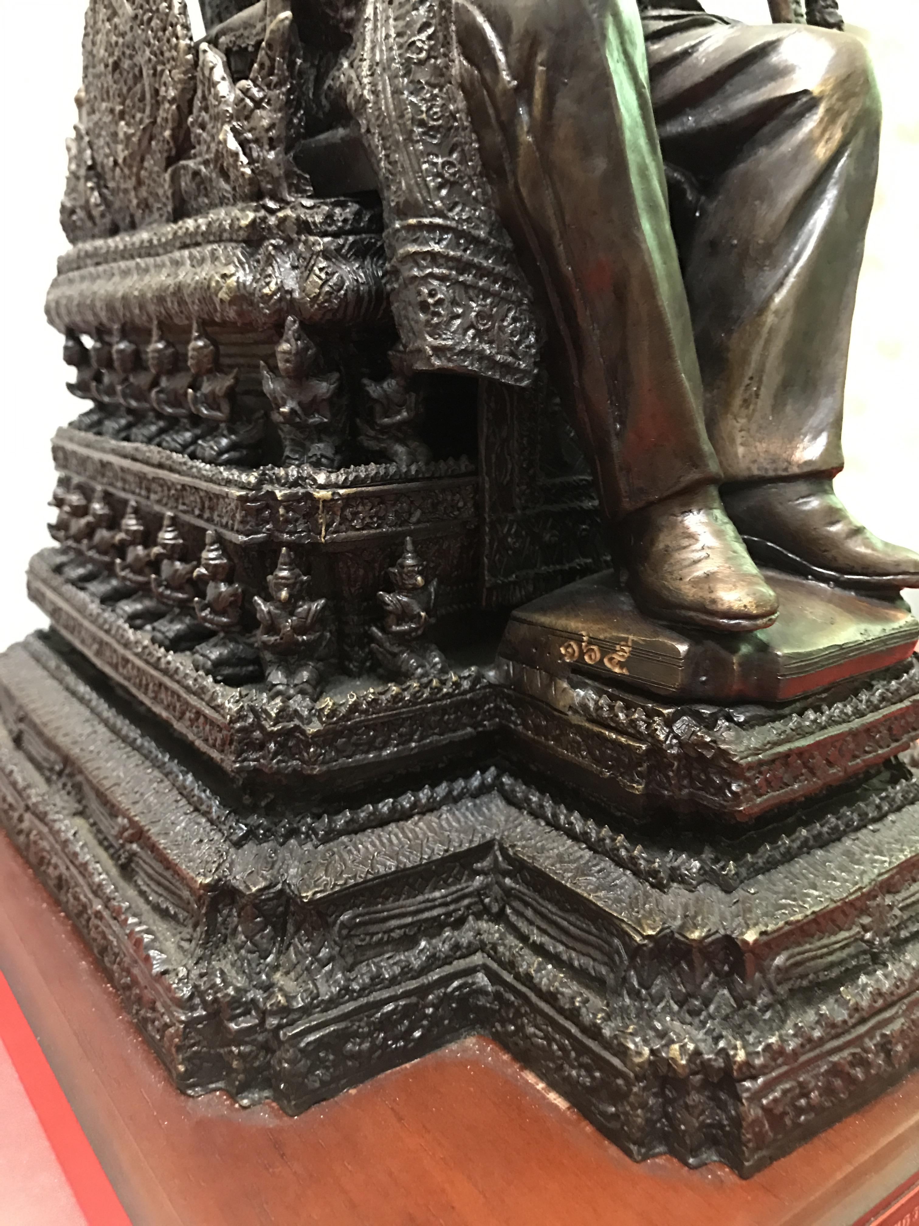 พระบรมรูปพระบาทสมเด็จพระเจ้าอยู่หัวรัชกาลที่9(นั่งบัลลังก์) กระทรวงมหาดไทยจัดสร้าง ปี2539