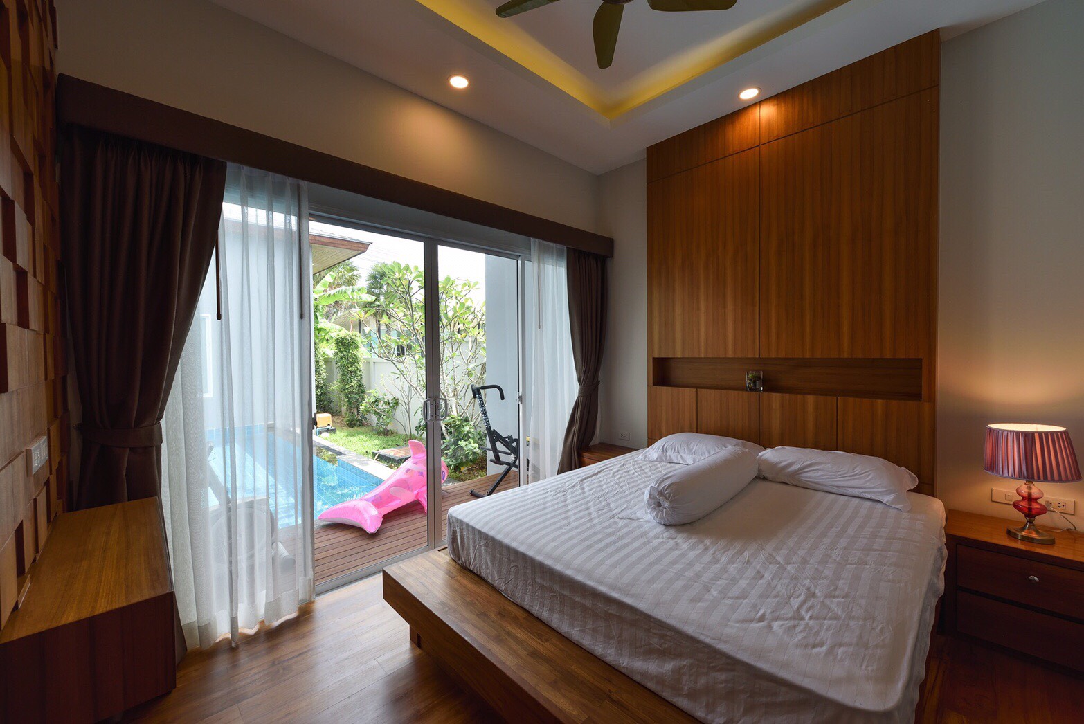 For Sales/Rent : 4 bed room private poool villa tropical modern style locate in Bandon-Cherntalay road.