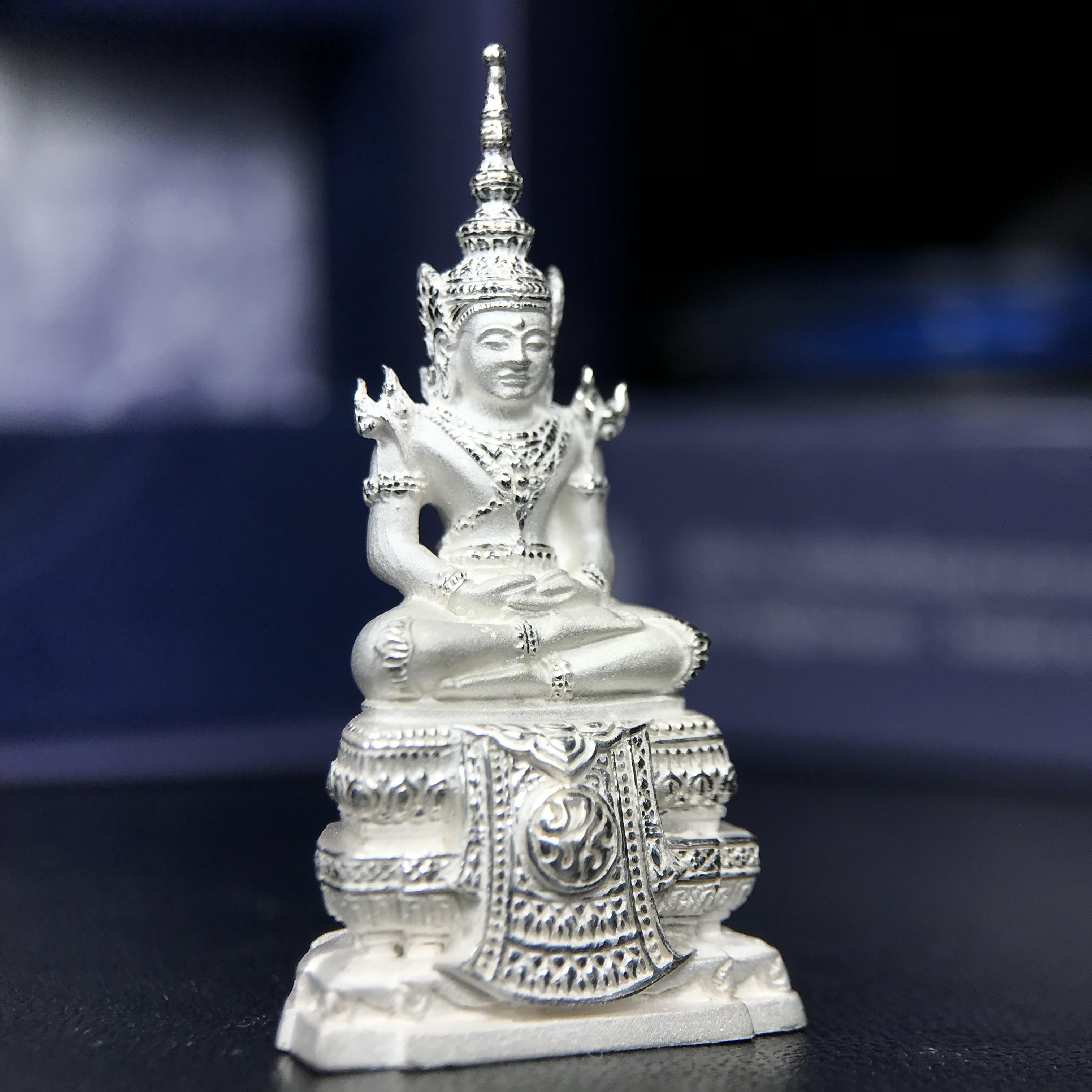 พระแก้วมรกต ภปร. ปี 2547 จัดสร้างโดยโรงพยาบาลภูมิพลอดุลยเดช เนื้อเงิน ลอยองค์ หน้าตัก 1/2 นิ้ว พิธีมหามังคาภิเษก ณ พระอุโบสถวัดพระศรีรัตนศาสดาราม(วัดพระแก้ว) งดงามทรงคุณค่าอีกหนึ่งรุ่นยอดนิยม หายาก(เลขสวยผมรวมได้เก้า หมายเลข ๑๐๘๙)(1ใน3000องค์)