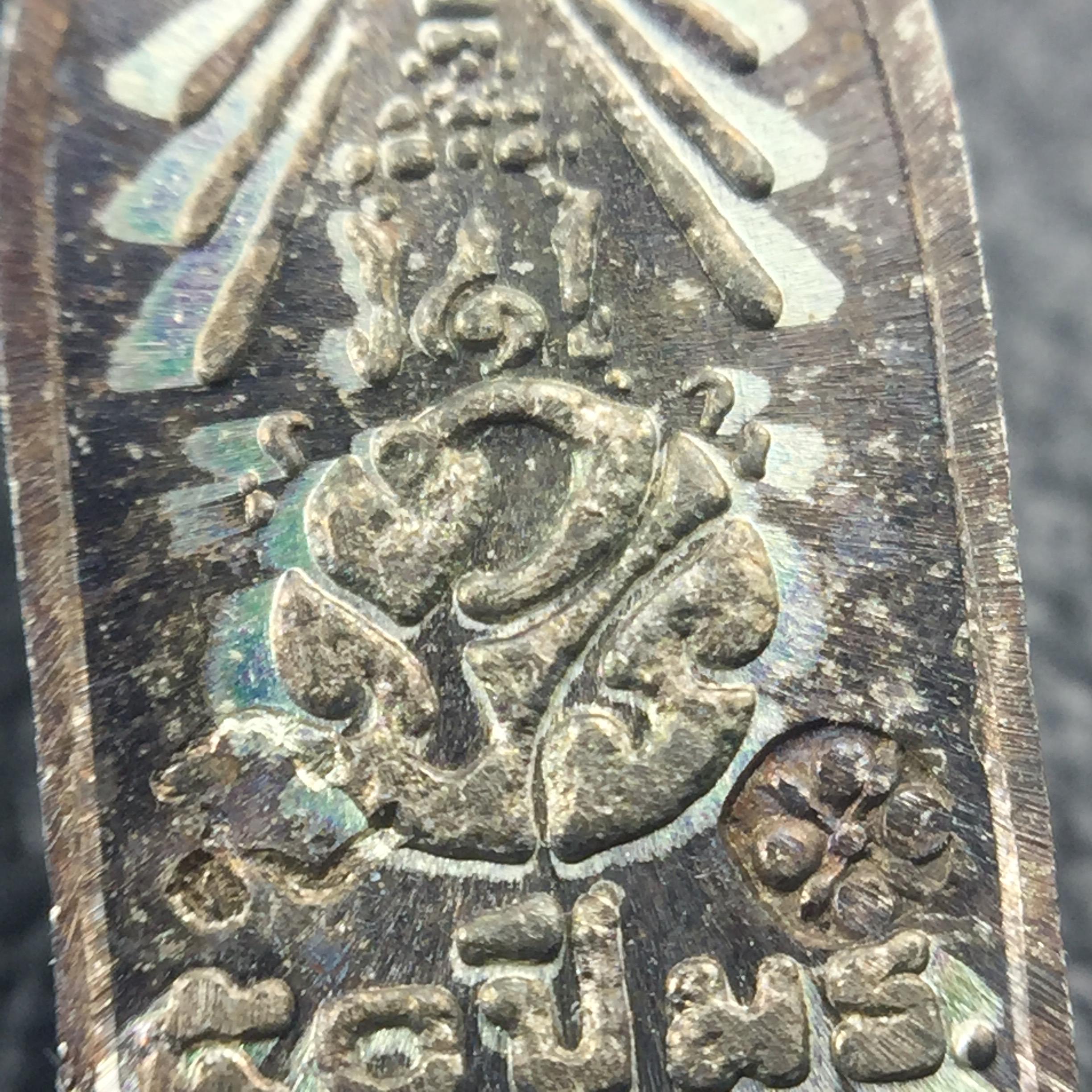 พระปรกใบมะขาม พระพุทธสิหิงค์ ภปร. ธรรมศาสตร์ 50ปี เนื้อเงิน(ตอกสองโค๊ด ผ่านสองพิธีวาระ 50ปีและ60ปี หายากนิยม)(คัดสภาพสวย)(ในหลวงรัชกาลที่9 เสด็จเททอง)(พระปรกใบมะขาม ภปร. รุ่นแรก)(พิธีใหญ่ เกจิที่มีชื่อเสียงมาร่วมปลุกเสกจำนวนมาก ชนวนมาลสารเก่าเข้มขลัง )