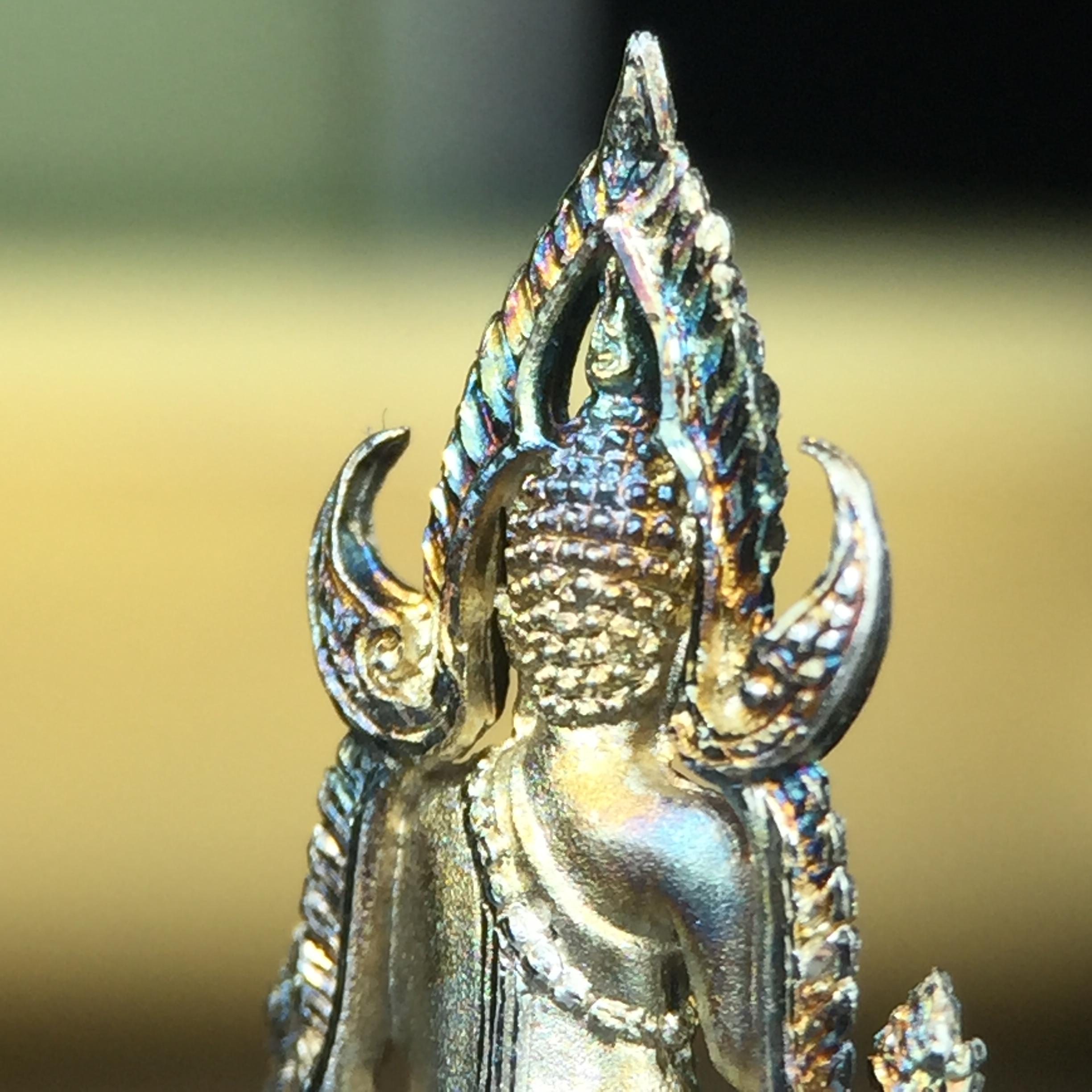 พระพุทธชินราช(จำลอง) ภปร. 84 พรรษา เนื้อเงินชุบทองคำขาว พิมพ์เล็กขนาดหน้าตัก 1/4 นิ้ว (สภาพผิวเดิมสวย ขึ้นสีรุ้งธรรมชาติ แบบนิยม)(พระราชทานมวลสาร จิตรลดาและเส้นพระเจ้า(เส้นผม))พุทธศิลป์ทรงคุณค่าอีกหนึ่งรุ่นยอดนิยม