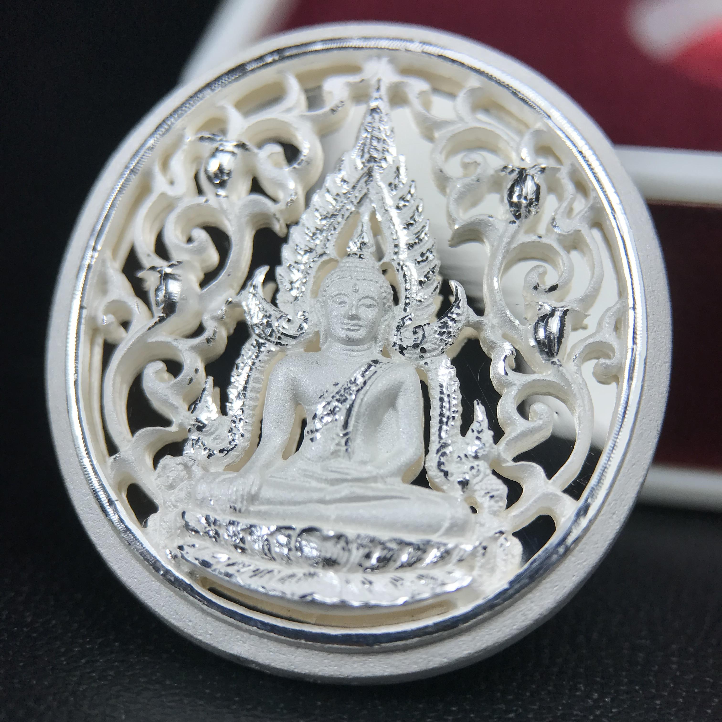 พระพุทธชินราช รุ่น ประวัติศาสตร์ มูลนิธิเพื่อตำรวจไทยจัดสร้าง ปี 2562 เนื้อเงินขัดเงา พิมพ์เหรียญรูปไข่ฉลุลายไทย พิมพ์ใหญ่ พระพุทธชินราช แบบจิวเวอร์รี่ (ขนาดสูง 2.9 ซม.) (สภาพ สวย ซีนซองเดิม กล่องบรรจุเดิมครบสมบูรณ์)