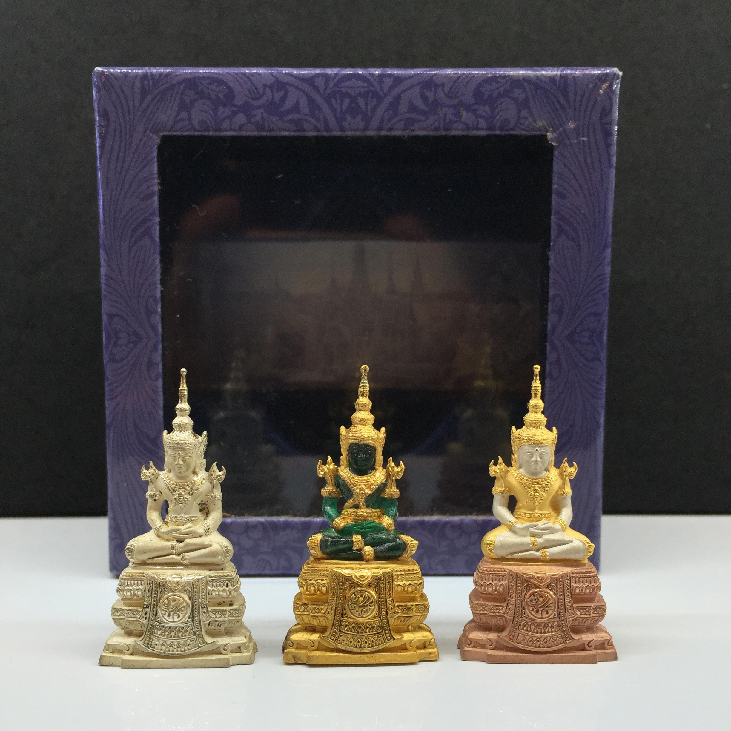 พระแก้วมรกตลอยองค์ ภปร.หน้าตัก 1/2 นิ้ว จัดสร้างโดยรพ.ภูมิพลฯ ปี2547 เนื้อเรซินหุ้มทองคำ+เนื้อเงิน+เนื้อเงินสามกษัตริย์