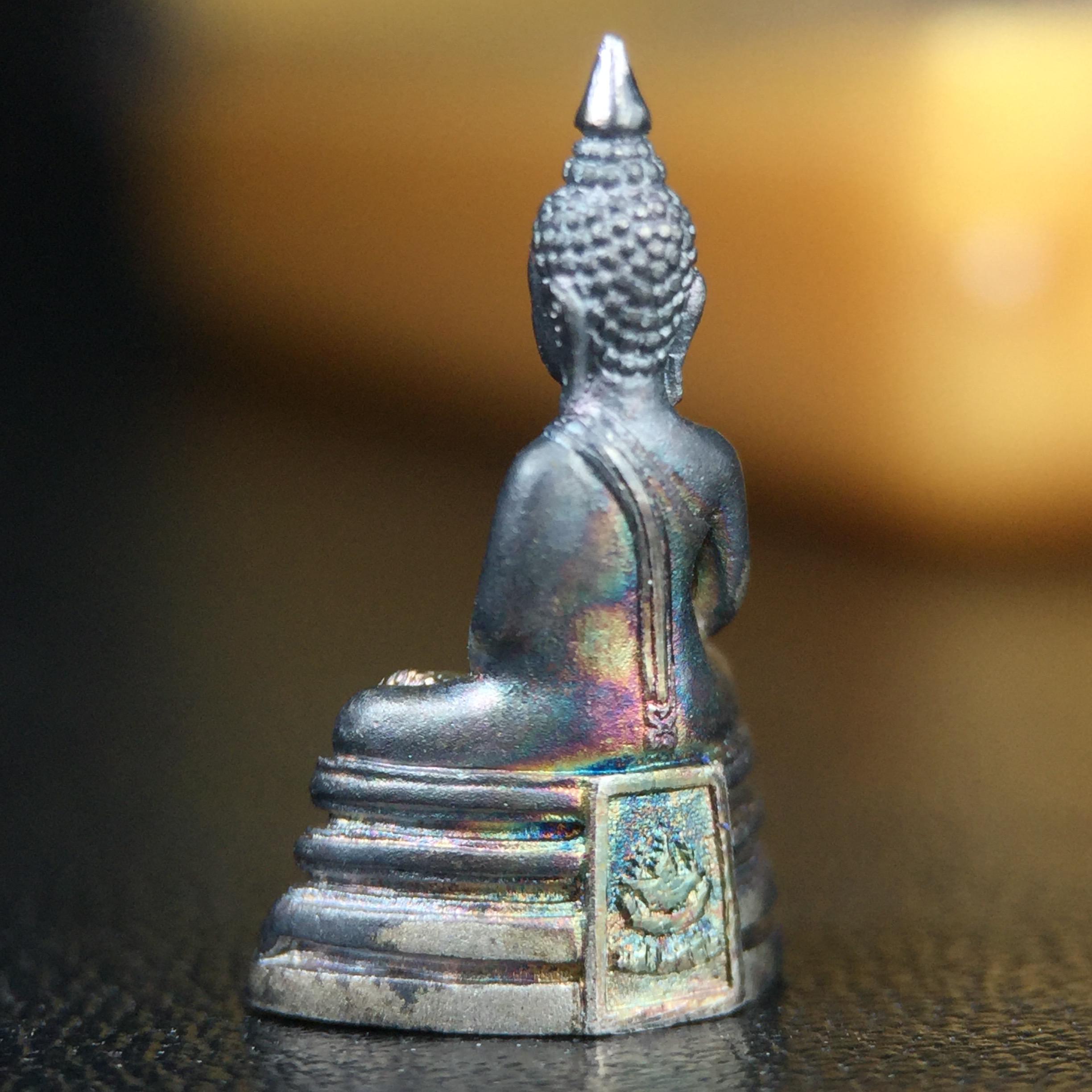 พระพุทธโสธร คุ้มเกล้าฯ ภปร.(ใต้ร่มพระบารมี คุ้มเกล้า) 60ปี รพ.ภูมิพลฯ พ.ศ.2552 เนื้อเงิน ชุบทองคำขาว(พิมพ์เล็กขนาด 11.5*10.5 มม.)เนื้อเงินผิวเดิมกลับดำขึ้นสีรุ้งเข้มขลังงดงามธรรมชาติสร้างสรรค์ สภาพสวยเดิมพร้อมกล่องบรรจุเดิม ตอกโค๊ดหมายเลขกำกับ