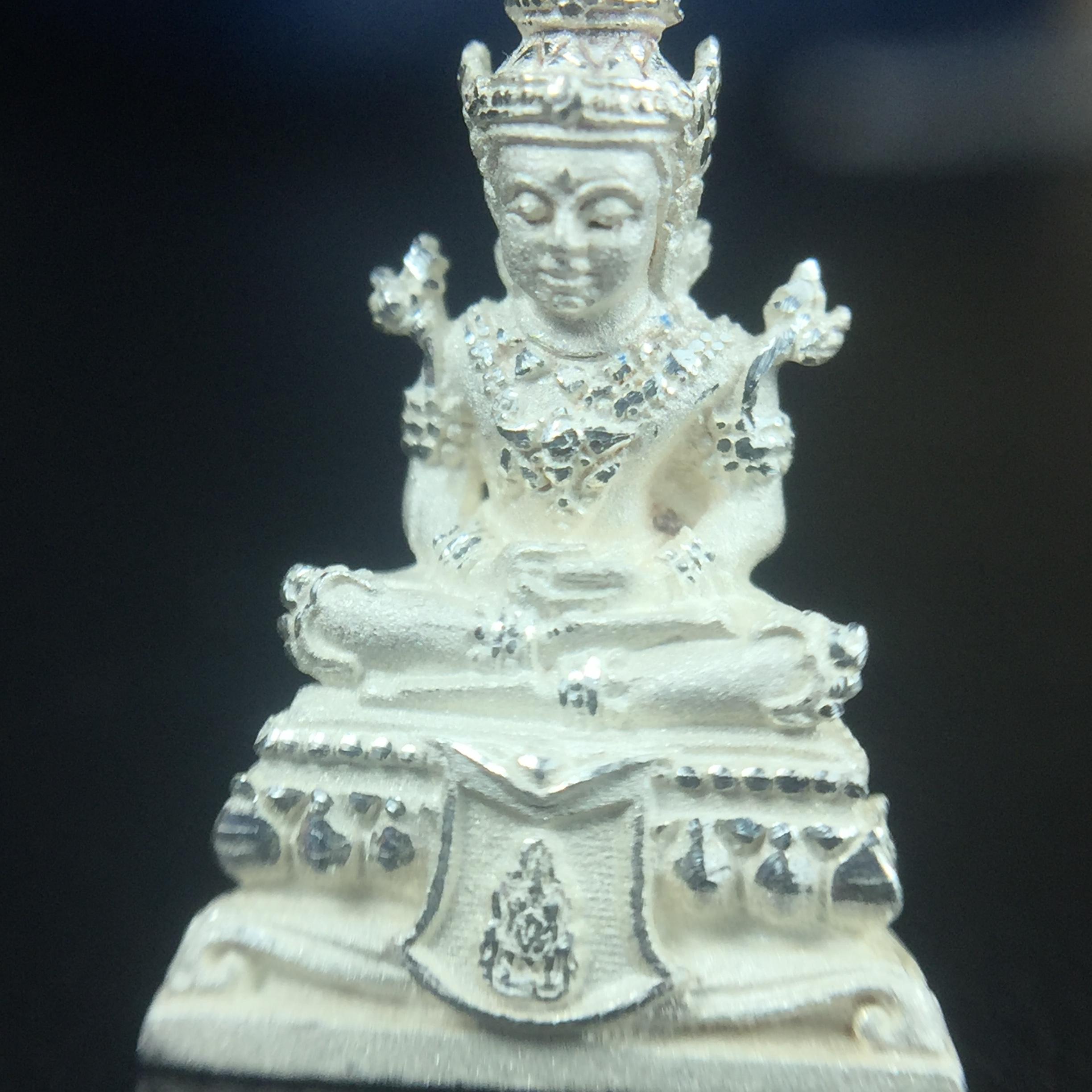 พระแก้วมรกต(จำลอง)ลอยองค์ ขนาดหน้าตัก 1/4 นิ้ว ทรงเครื่องฤดูร้อน เนื้อเงิน ตราสัญลักษณ์ฉลองสิริราชสมบัติครบ 60 ปี พ.ศ.2549