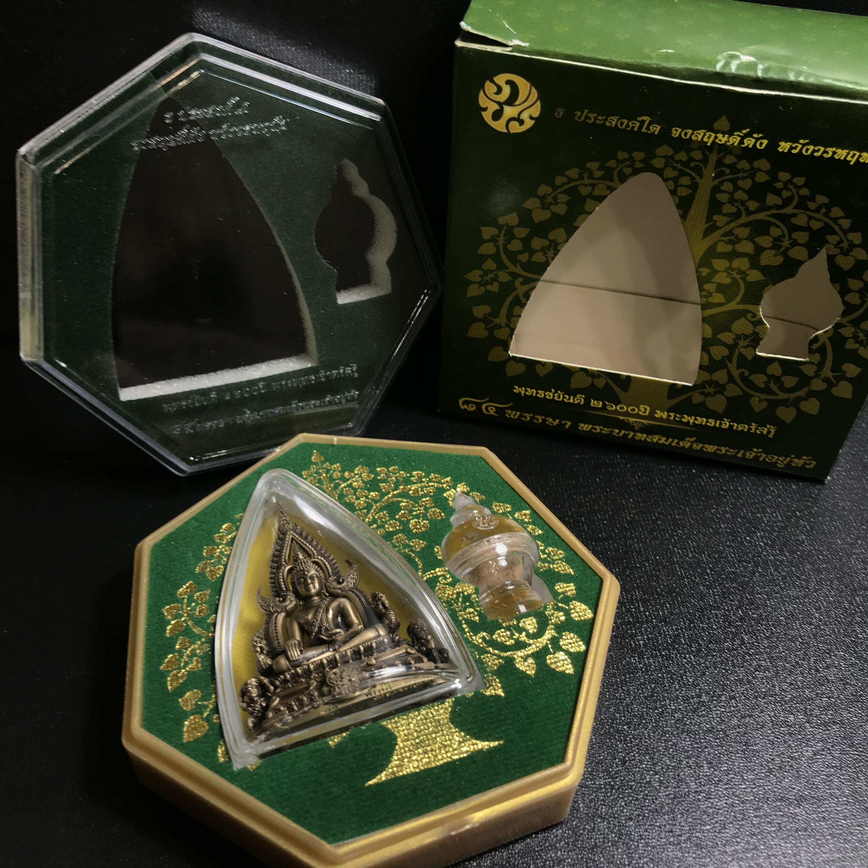 พระพุทธชินราช(จำลอง) ภปร 84 พรรษา เนื้อบรอนซ์รมดำซาติน พิมพ์ใหญ่ขนาดหน้าตัก 3/4 นิ้ว(1ใน5000องค์) )(พระราชทานมวลสาร จิตรลดาและเส้นพระเจ้า(เส้นผม)รัชกาลที่9)