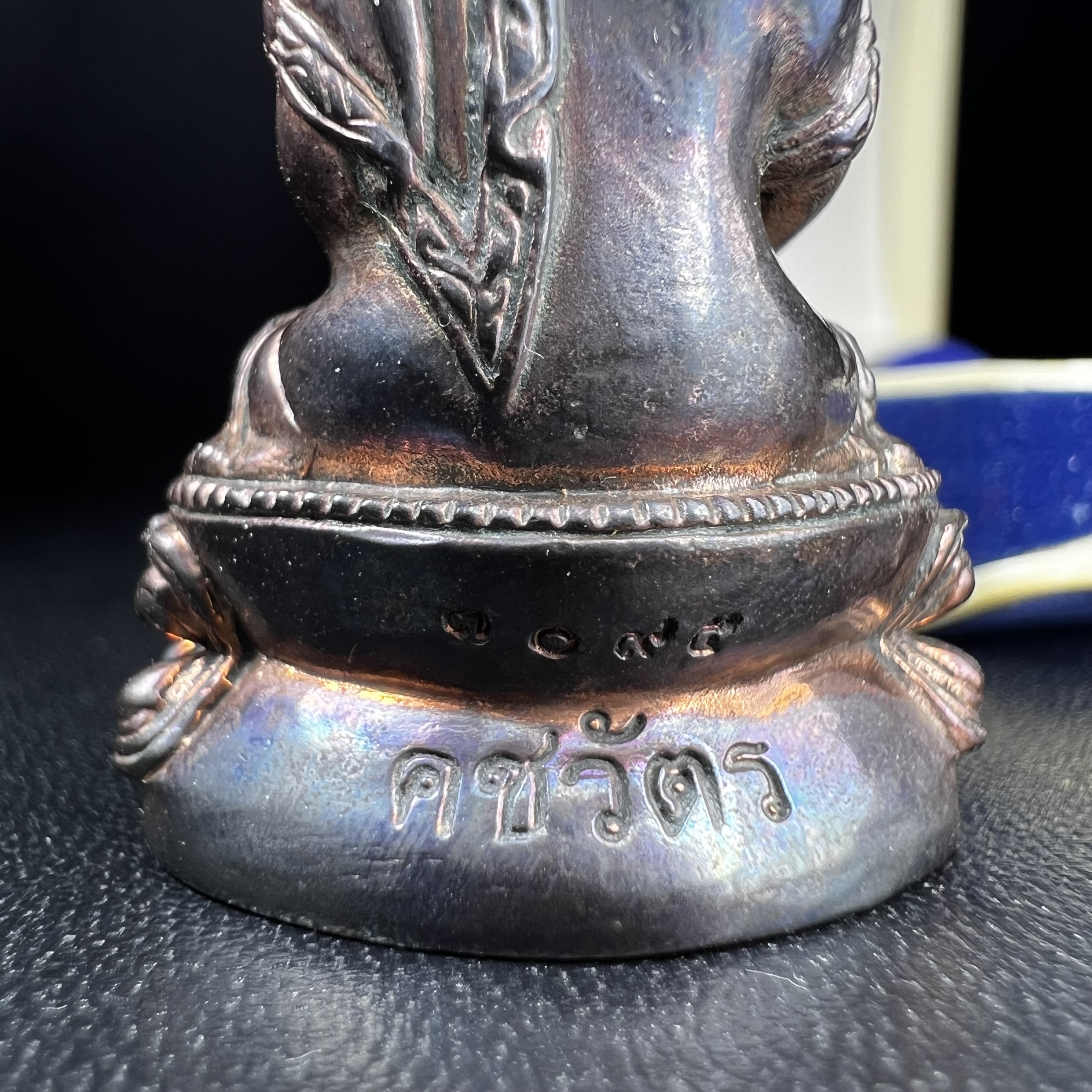 พระกริ่งคชวัตร รุ่นแรก วัดบวรนิเวศวิหาร ปี 2546 เนื้อนวโลหะเต็มสูตรแก่ทองคำ ฉลองพระชนมายุ 90พรรษา สมเด็จพระสังฆราชเจ้า กรมหลวงวชิรญาณสังวร (เจริญ สุวฑฺฒโน) พุทธศิลป์ที่เป็นเอกลักษณ์ ทุกองค์บรรจุเส้นพระเกศาของสมเด็จพระญาณสังวร ยอดนิยม หายาก 1 ใน 3999 องค์