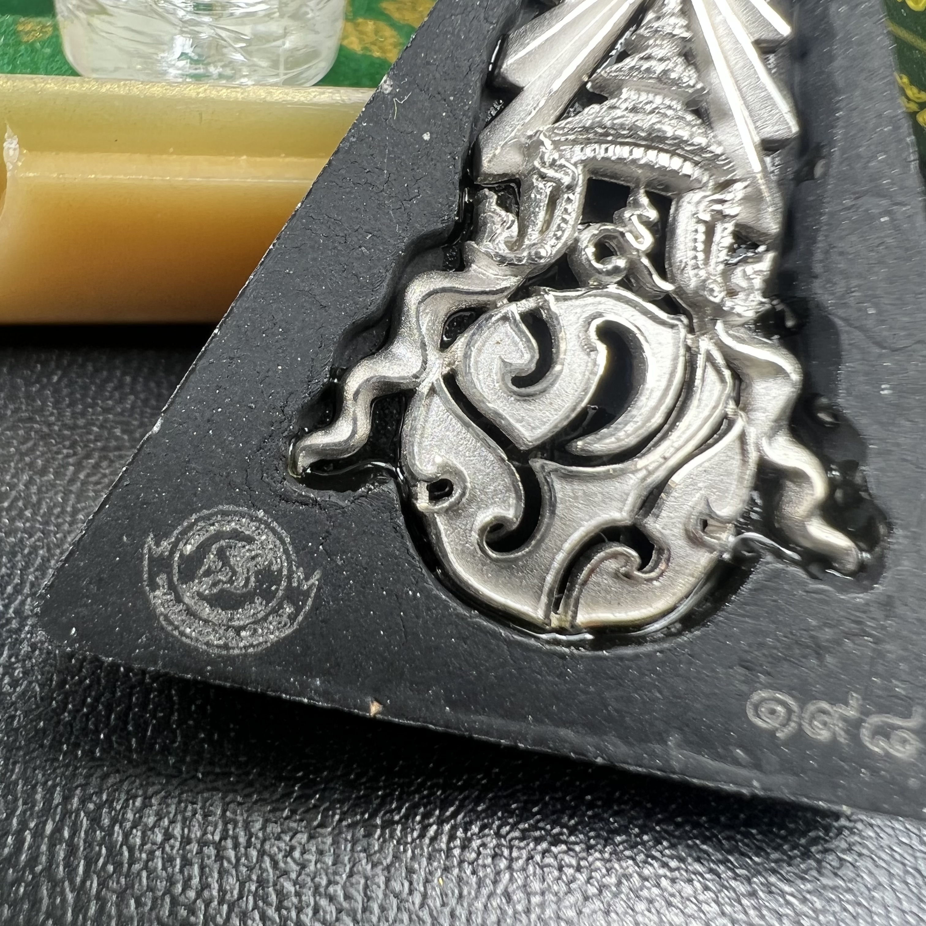 พระพุทธชินราช(จำลอง)ภปร. 84พรรษา เนื้อผงปิดทองด้านหน้า หลัง ภ.ป.ร. เงินชุบทองคำขาว(พระราชทานมวลสาร จิตรลดาและเส้นพระเจ้า ร.9(เส้นผม))