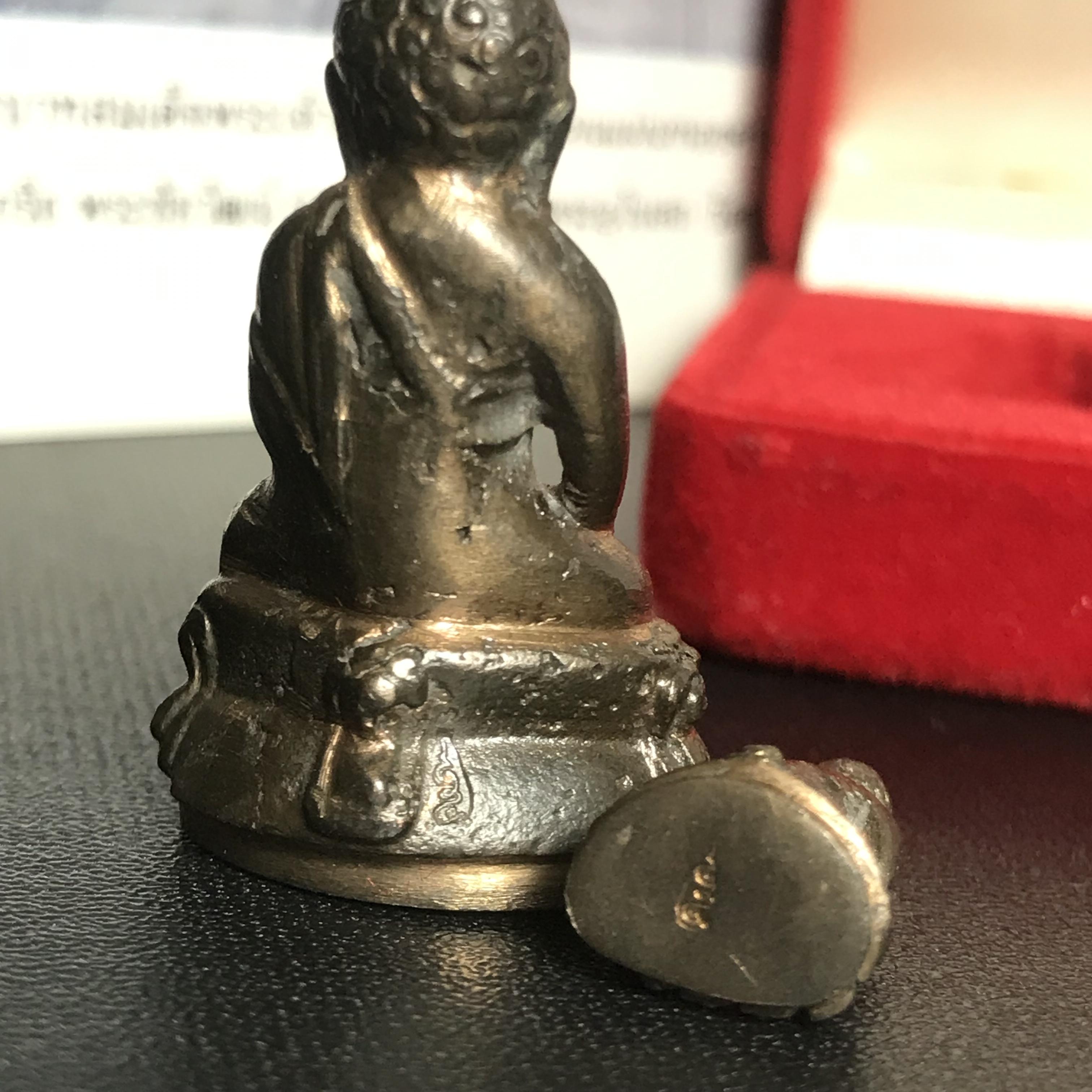 พระกริ่ง-พระชัยวัฒน์ ปวเรศ ปี2530 วัดบวรนิเวศราชวรวิหาร(ในหลวง ร.9 เสด็จเททอง)(บรรจุเส้นเกศาในหลวงรัชกาลที่9)พร้อมสูจิบัตรเดิมตอนจัดสร้าง