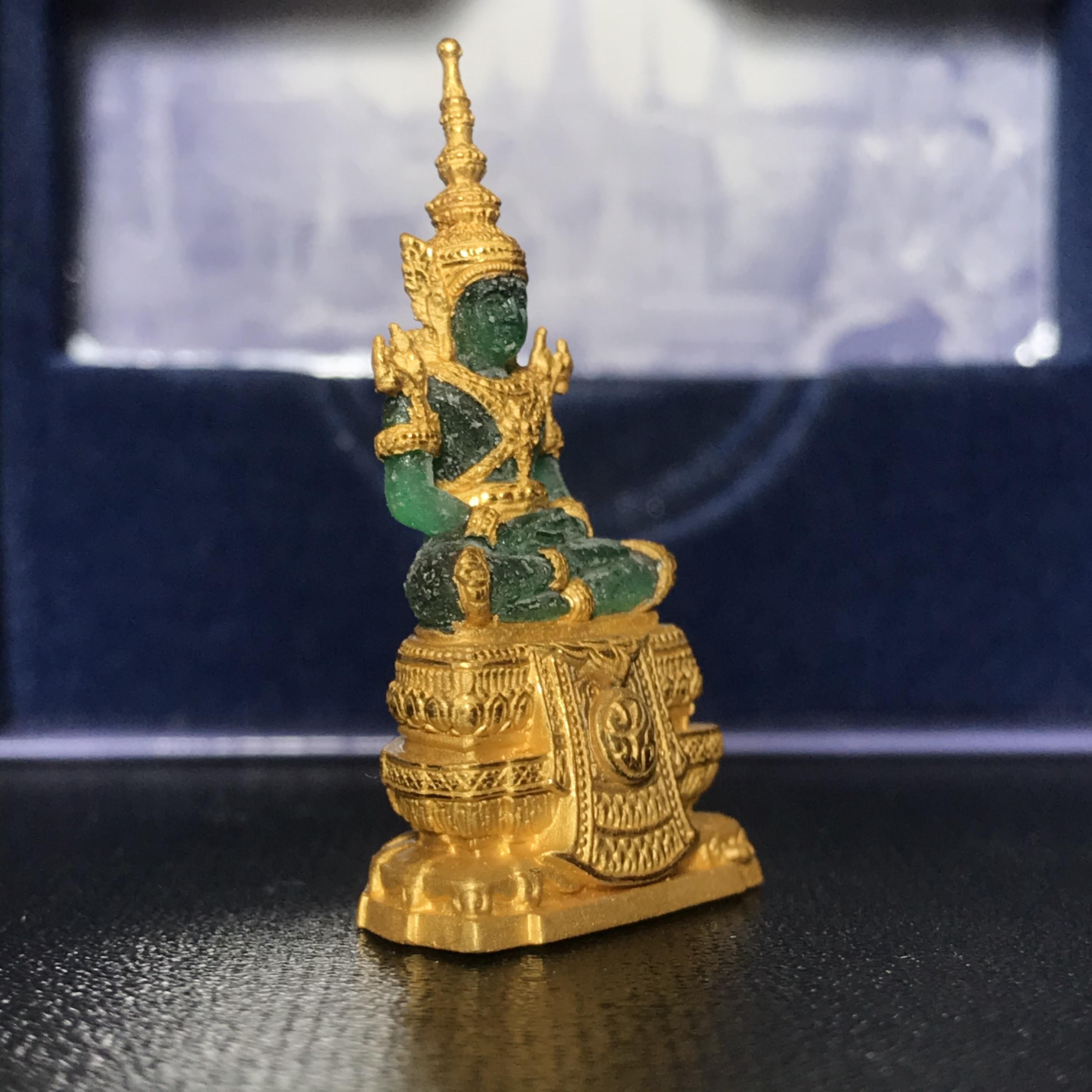 พระแก้วมรกต ภปร. ปี2547 จัดสร้างโดย รพ.ภูมิพลฯ ลอยองค์ หน้าตัก 1/2 นิ้ว เนื้อเรซิ่นหุ้มทองคำ99.99%