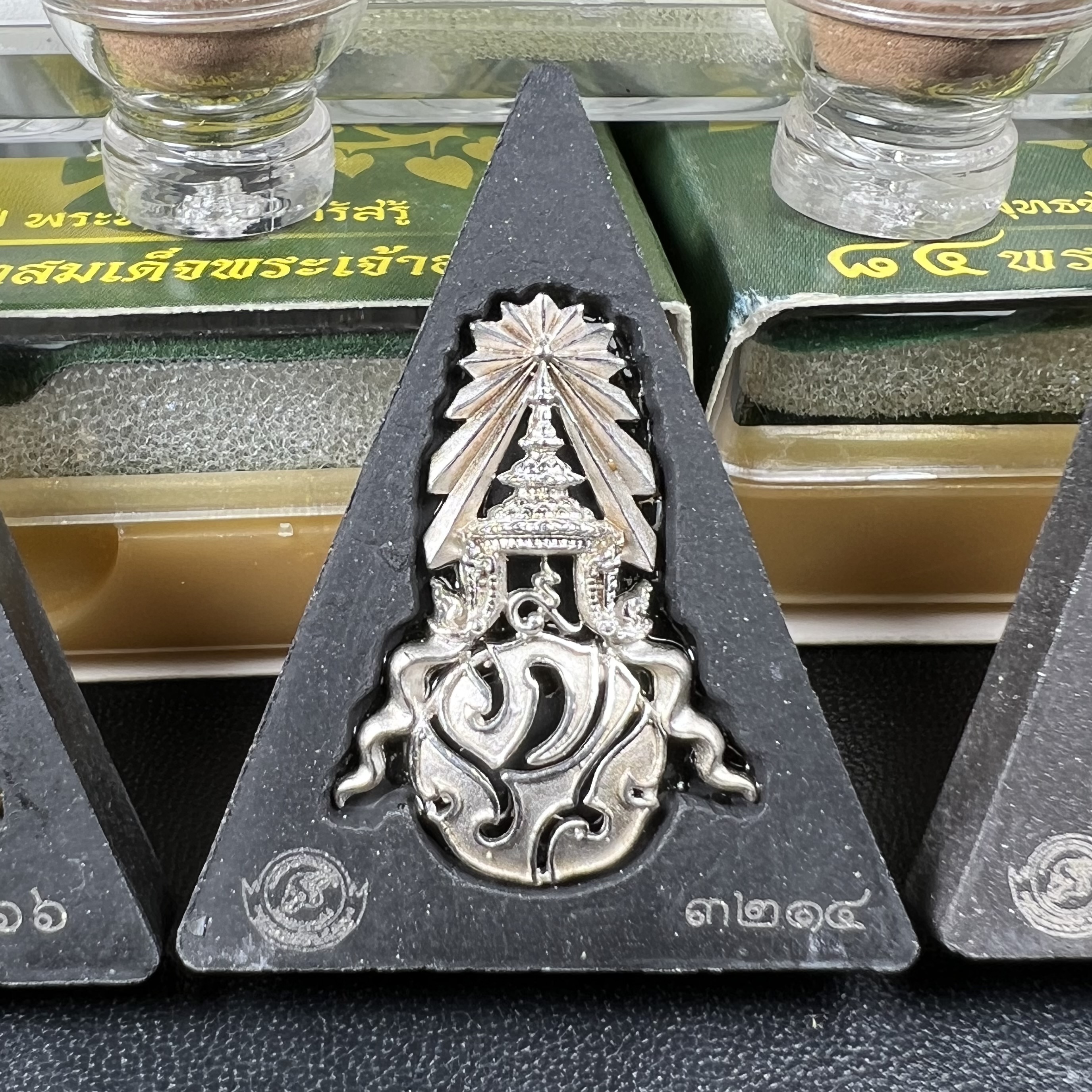 พระพุทธชินราช(จำลอง)ภปร. 84พรรษา เนื้อผงปิดทองด้านหน้า หลัง ภ.ป.ร. เนื้อทองคำ+เนื้อเงินชุบทองคำขาว+เนื้อทองแดง(1ชุด 3องค์)(พระราชทานมวลสาร จิตรลดาและเส้นพระเจ้า(เส้นผม)ในหลวงรัชกาลที่9)พุทธศิลป์ทรงคุณค่าอีกหนึ่งรุ่นยอดนิยม