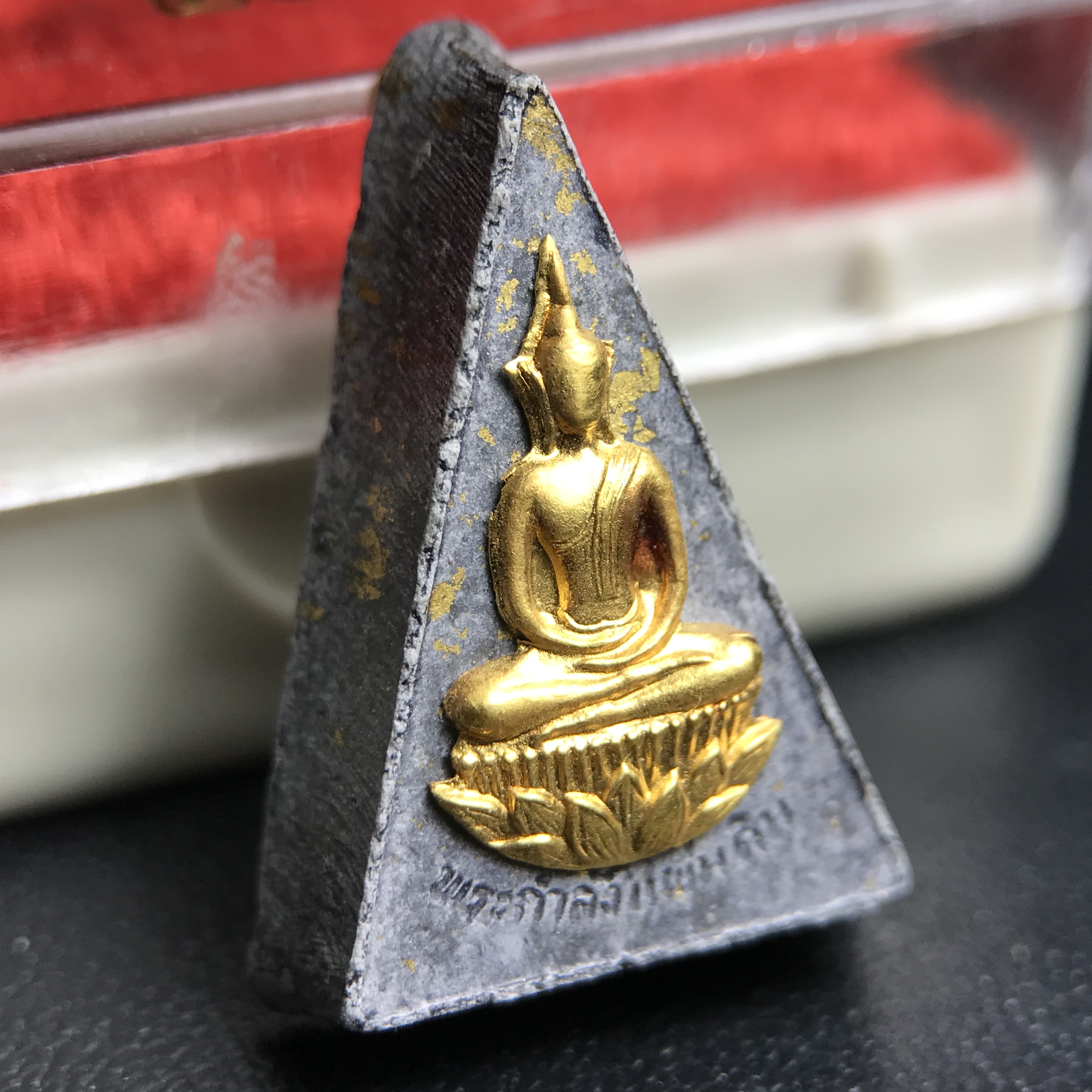 พระกำลังแผ่นดิน พระราชทาน วัดบวรนิเวศวิหาร ปี 2539 พิมพ์เล็กหน้ากากทองคำ (ในหลวง รัชกาลที่ 9 พระราชทานมวลสารจิตรลดา)นิยมหายาก