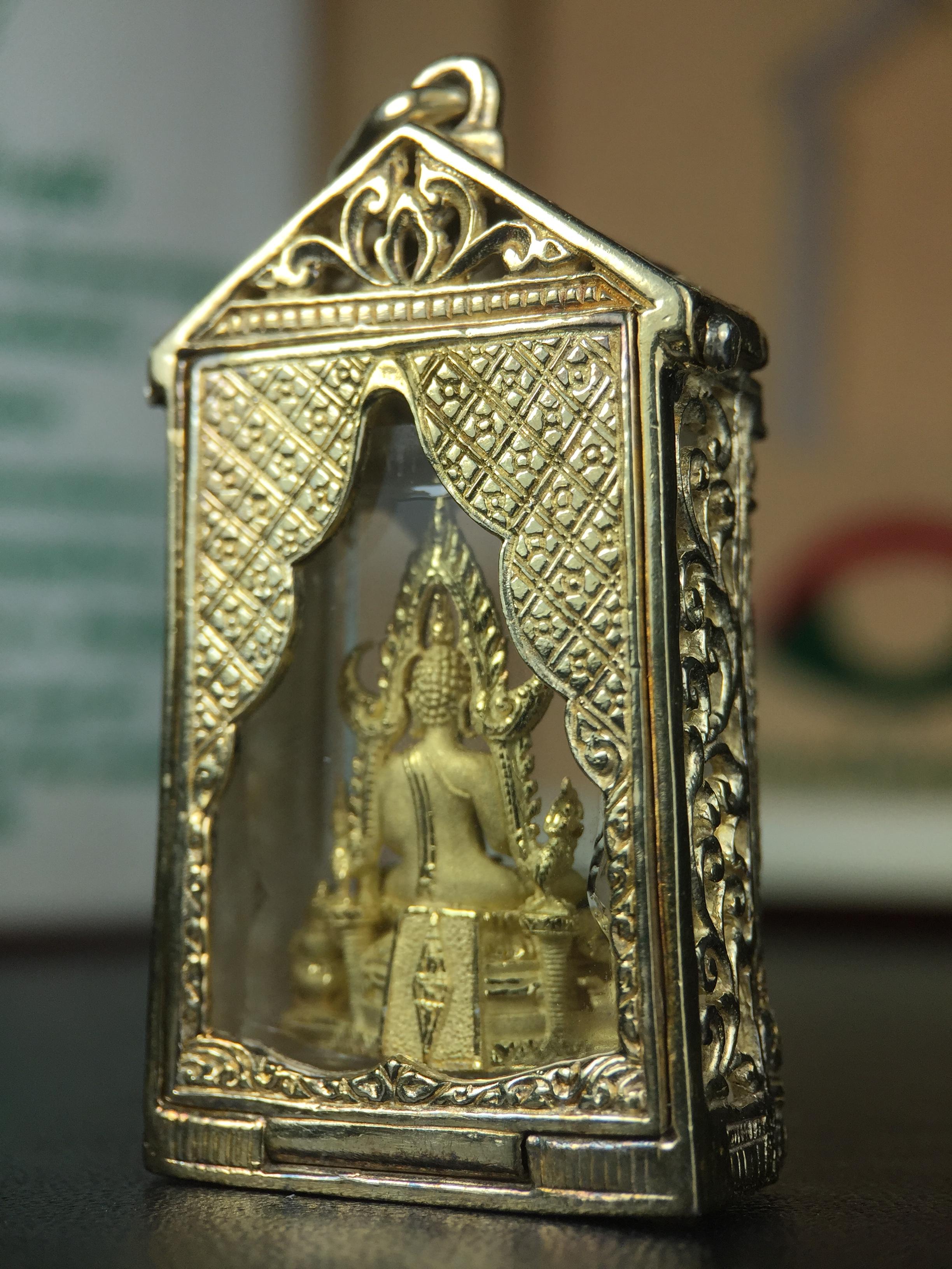 พระพุทธชินราช ภปร. ในวโรกาสเฉลิมพระชนมายุ6รอบ 5ธันวาคม2542 มูลนิธิพิทักษ์ดวงตาประชาชน จัดสร้าง พิมพ์กลาง ขนาดสูง 2.4 ซม. องค์พระเนื้อเงินแบบชุบทองประกายเพชร 3 ไมครอนพร้อมกรอบตลับเงินชุบทองคำบริสุทธิ์ 3 ไมครอน ประดับเพชร CZเกรดนอกพร้อมกล่องบรรจุเดิม(หายาก)