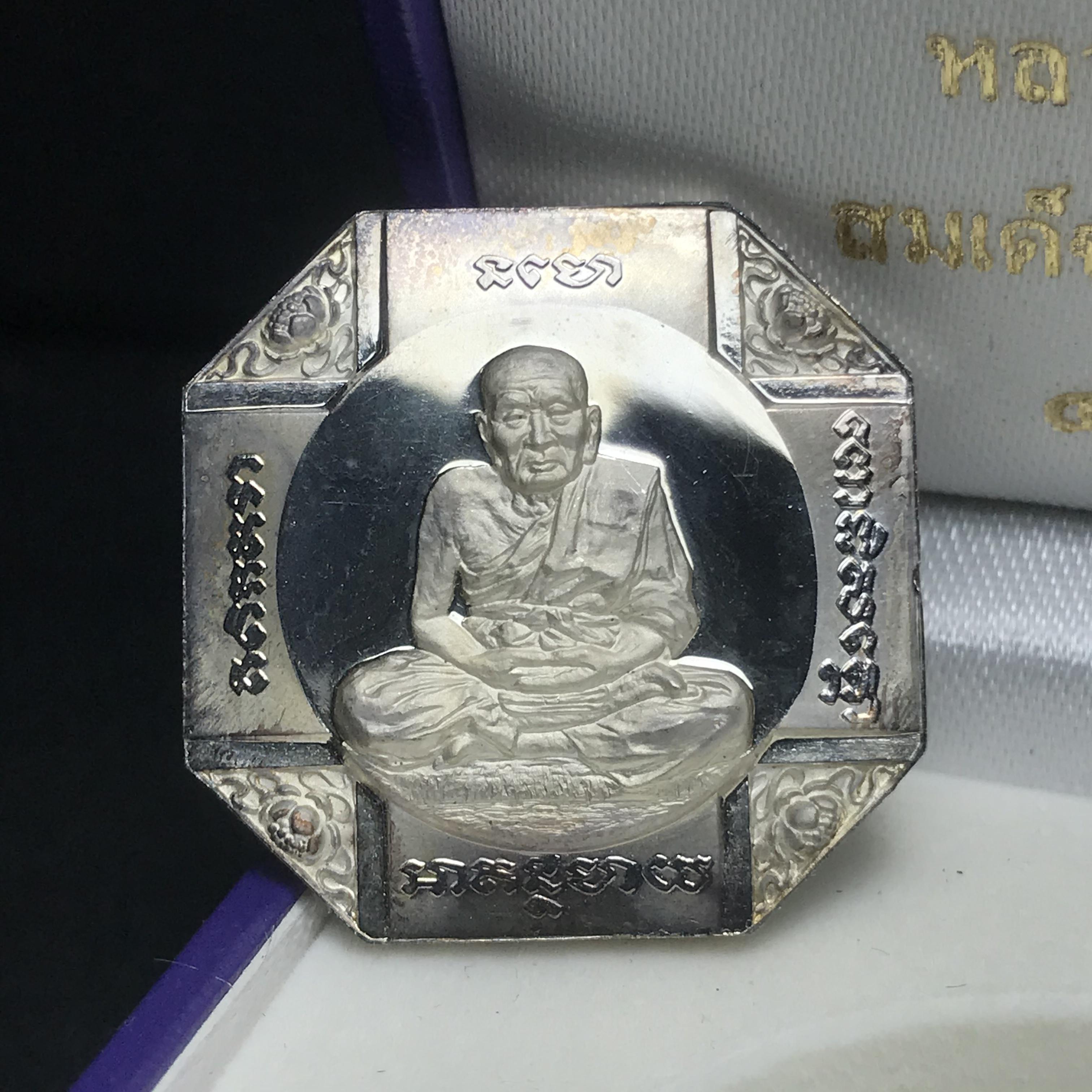 เหรียญหลวงพ่อทวด รุ่นสมเด็จเจ้าฟ้ามหาจักรี 48พรรษา โดยสภากาชาดไทย ปี2546 เนื้อเงินเดี่ยว ขนาด 2.8 ซม.พร้อมกล่องบรรจุเดิมสวยงาม