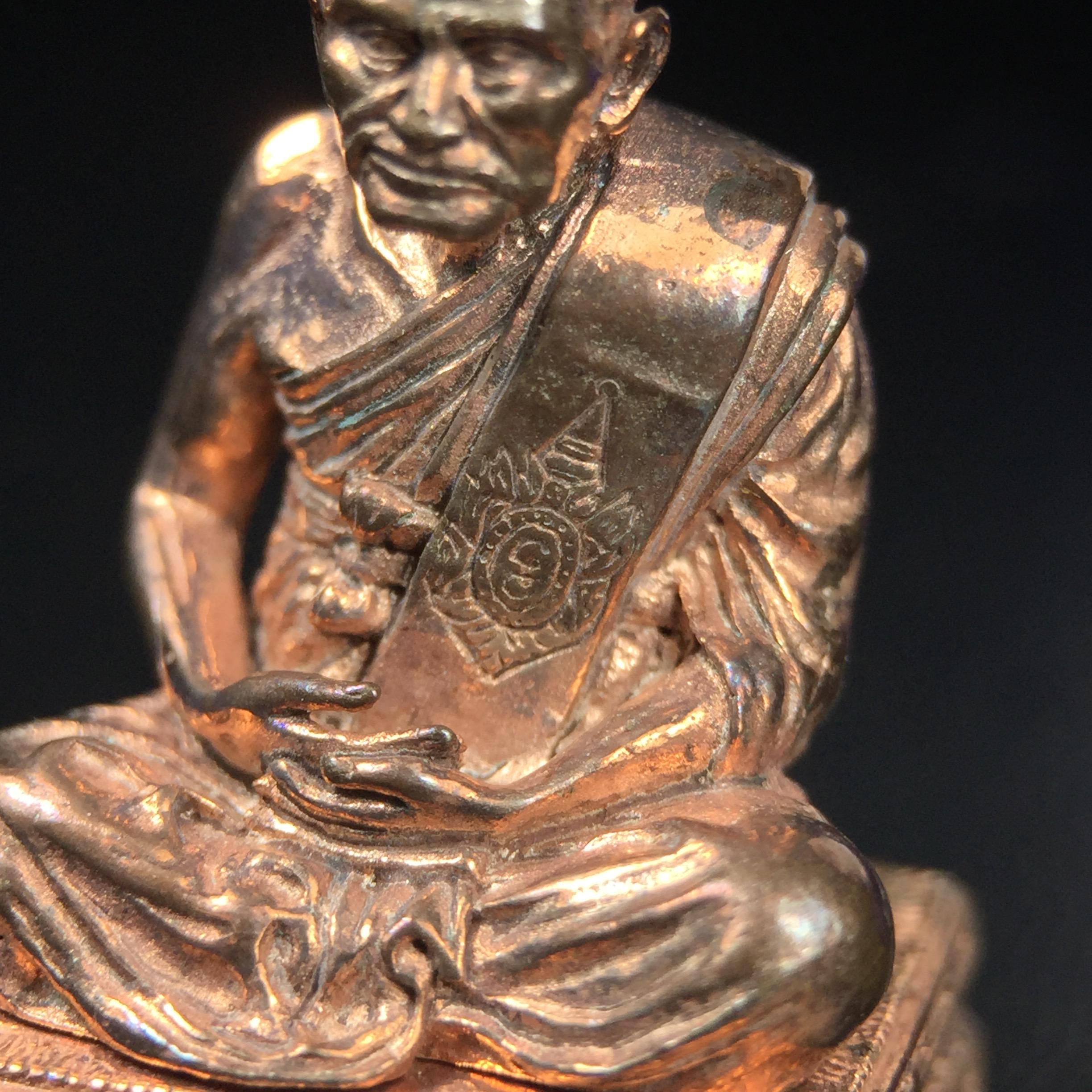 รูปหล่อหลวงพ่อเงิน วัดบางคลาน จ.พิจิตร พิมพ์หน้าเหมือนหลวงพ่อ "รุ่น 91 ปี กรมเสมียนตรา" กระทรวงกลาโหมจัดสร้างในปี 2543 พุทธาภิเษกใหญ่ 3 วัด 3พิธีวัดสุทัศน์ /วัดบางคลาน/วัดพระแก้ว เนื้อนวโลหะปัดเงา(แก่ทองคำ)พุทธศิลป์งดงามมากหายาก(ตอกโค๊ตหมาย ๖๐๘)