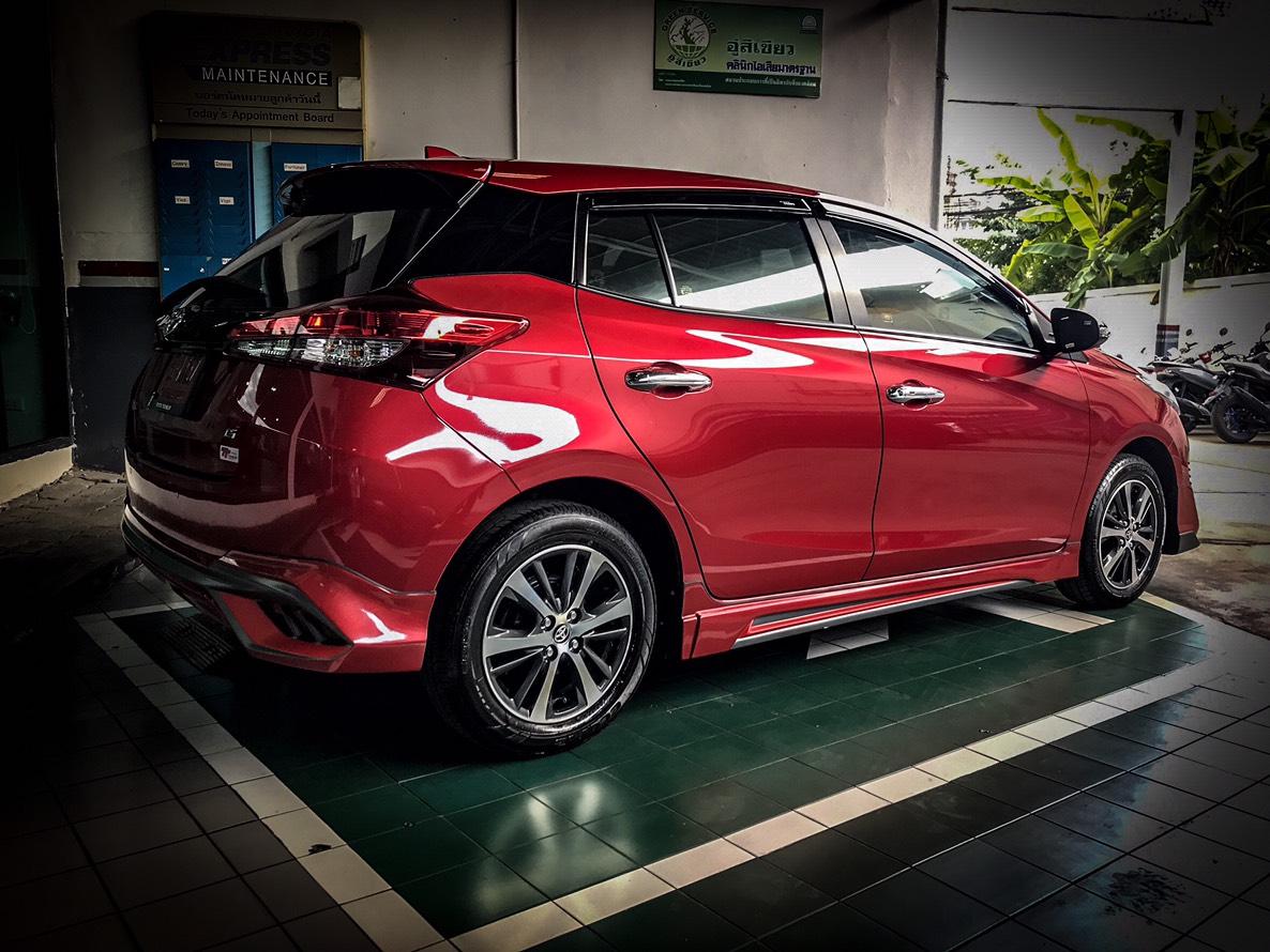 Toyota Yaris ATIV hatchback and sedan bodykits by Amotriz