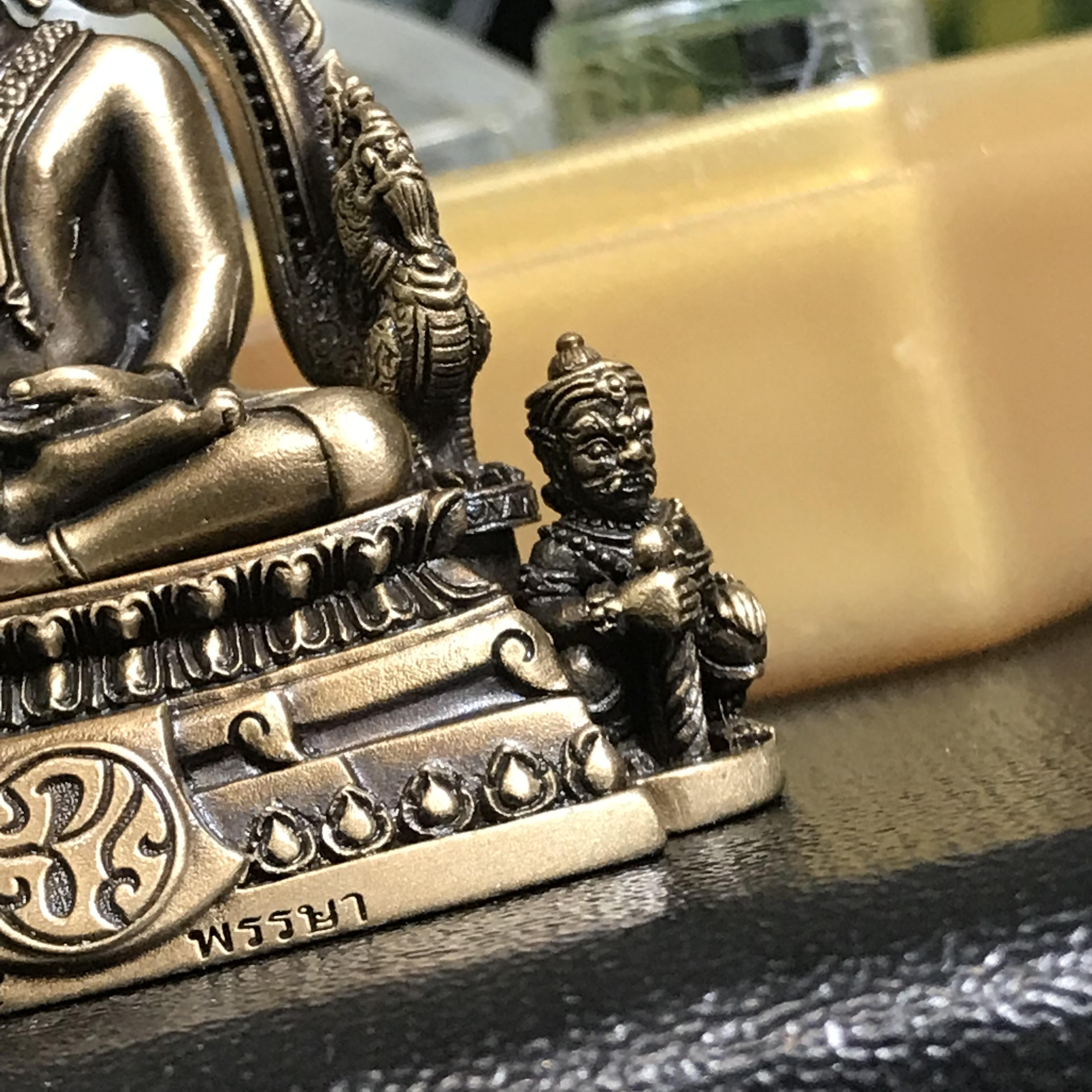 พระพุทธชินราช(จำลอง) ภปร 84 พรรษา เนื้อบรอนซ์รมดำซาติน พิมพ์ใหญ่ขนาดหน้าตัก 3/4 นิ้ว(1ใน5000องค์) )(พระราชทานมวลสาร จิตรลดาและเส้นพระเจ้า(เส้นผม)รัชกาลที่9)