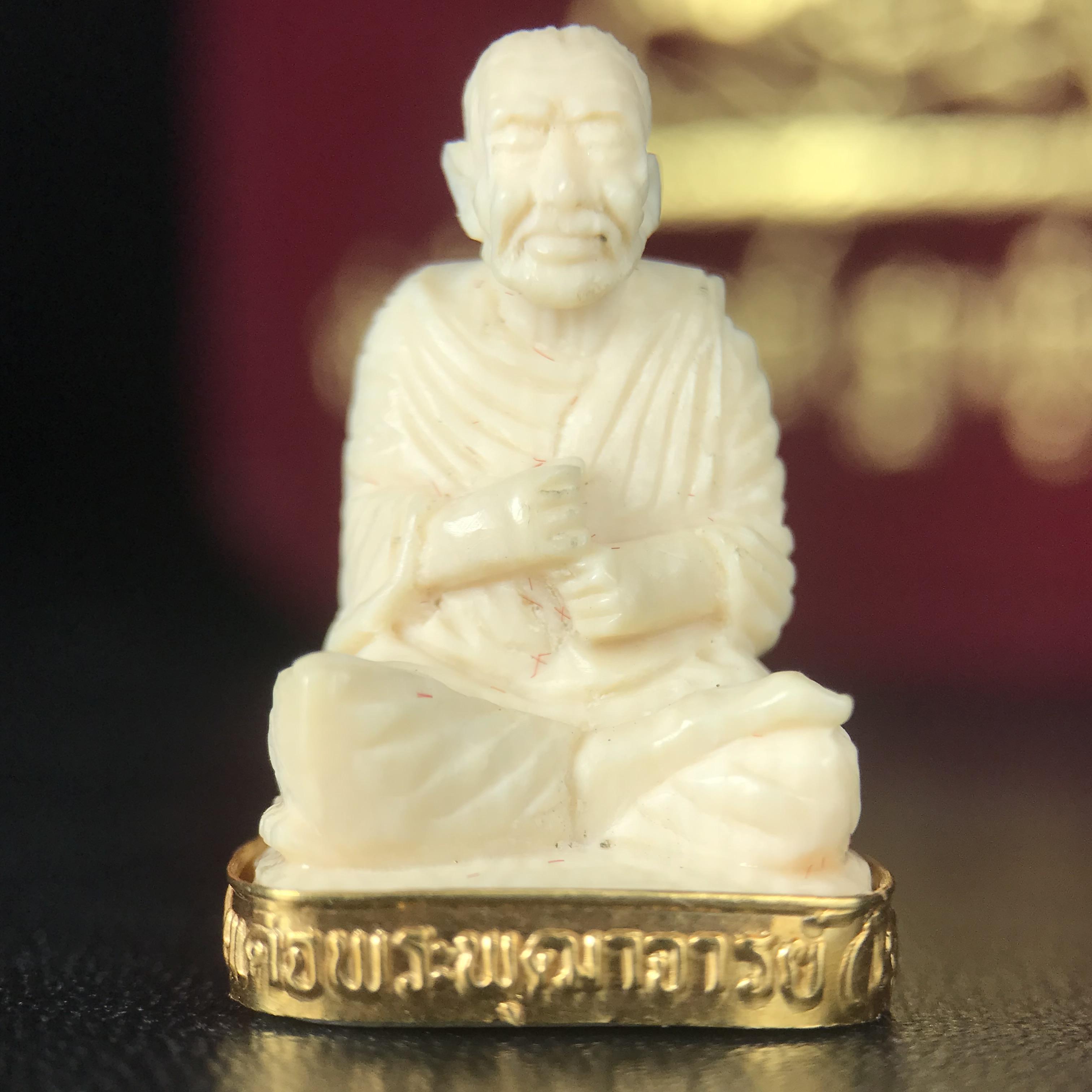 สมเด็จพระพุฒาจารย์ (โต พรหมรังสี) รุ่นคชสารหมื่นปี พ.ศ.2542 พิมพ์ลอยองค์(ฐานหุ้มทองคำ) ตอกโค๊ตและหมายเลข ๑๒๑๔ สภาพสวยสมบูรณ์กล่องบรรจุเดิมครบ (เลขสวยผลรวมได้แปด มีกินมีใช้ไม่มีหมด)(1ใน 9999 องค์)หายากพบเจอน้อยมาก
