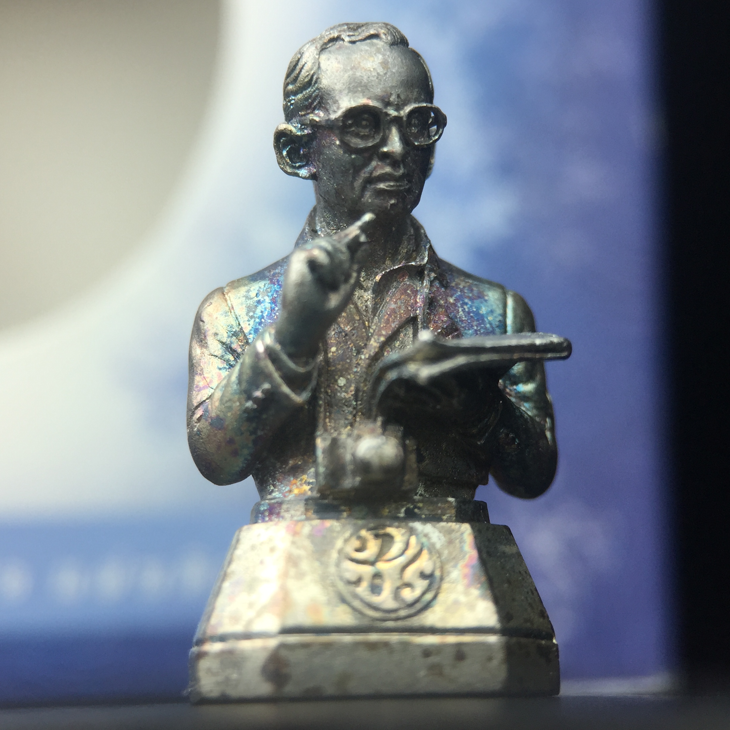 พระบรมรูปพระบาทสมเด็จพระเจ้าอยู่หัวรัชกาลที่ 9(ทรงงาน) ภปร. รุ่นเพราะแผ่นดินนี้คือแผ่นดินเกิด ปี 2551 ขนาดสูง 1 นิ้ว เนื้อเงิน(ผิวเดิมขึ้นสีรุ้งธรรมชาติสวยมาก)(ด้านหน้า ฐานพระบรมรูปฯ ประดิษฐานอักษรพระปรมาภิไธย ภ.ป.ร.)นิยมหายาก(1 ใน 5000 องค์)