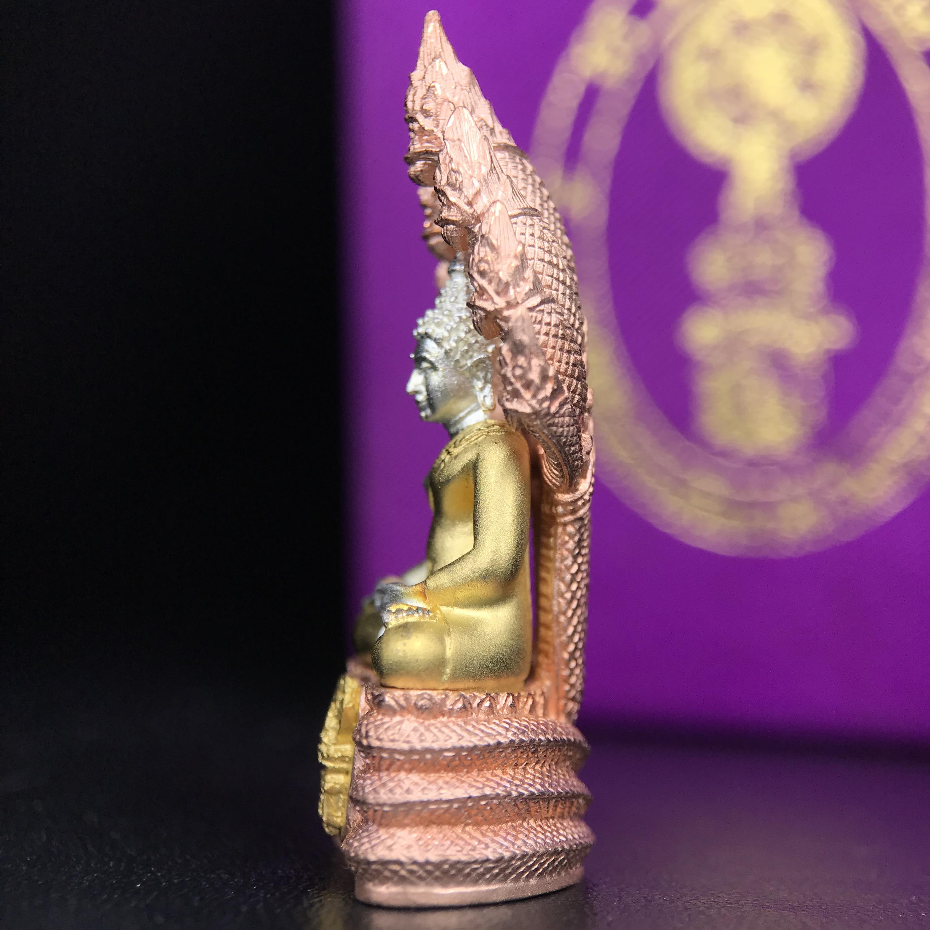 พระนาคปรก สธ. รุ่นสร้างพระอุโบสถเฉลิมพระเกียรติ 4 รอบ 84 พรรษา สมเด็จพระเทพรัตนราชสุดาฯ วัดบวรนิเวศวิหาร ปี 2543 พิมพ์ใหญ่ เนื้อเงินบริสุทธิ์ ชุบสามกษัตริย์แบบพ่นทรายขัดเงาบางส่วน(สภาพ สวย )พิธีใหญ่ พุทธศิลป์งดงาม หายาก (1 ใน 1999 องค์)