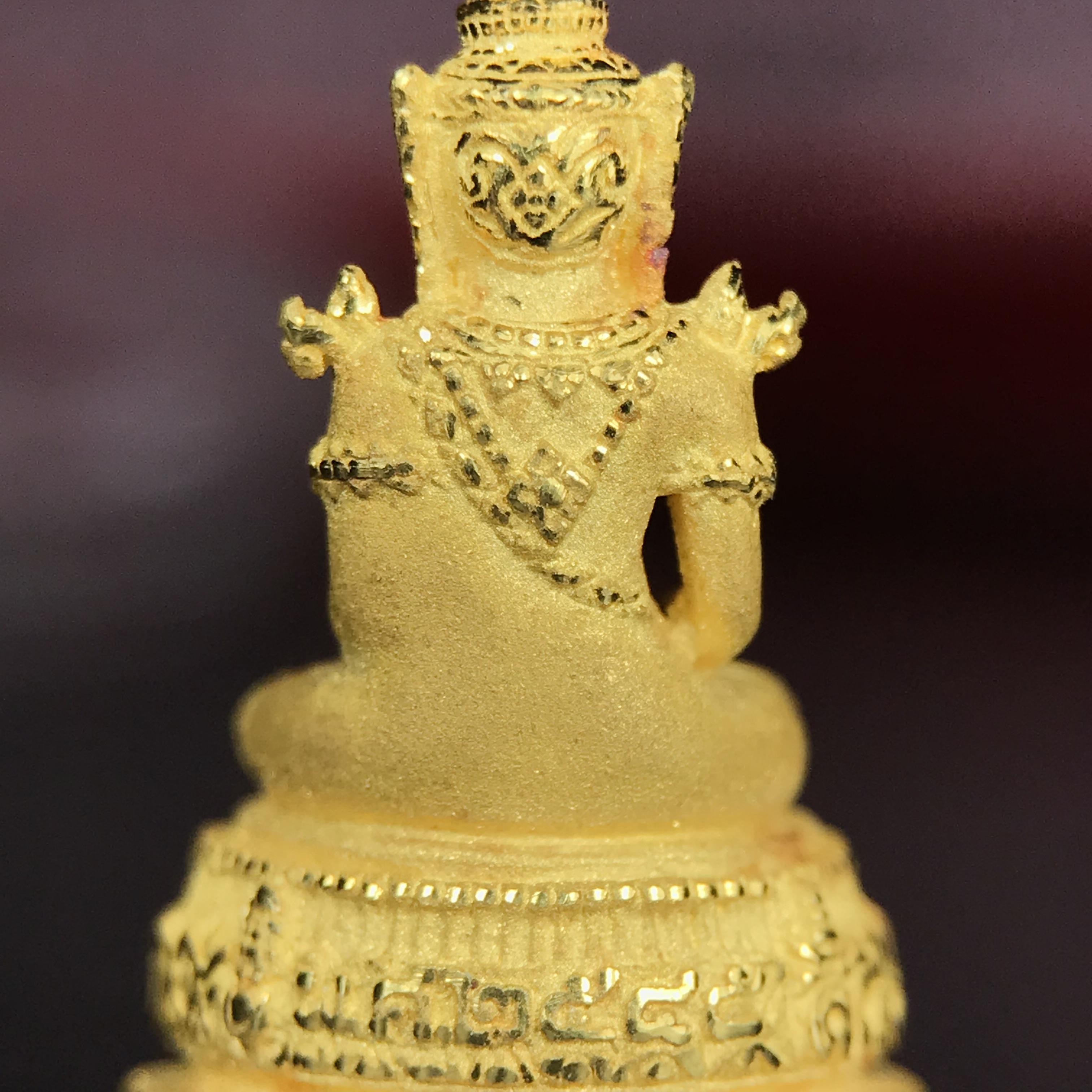 พระแก้วมรกต ภปร.(รุ่นแรก) ปี2545 จัดสร้างในมหาวโรกาส พระบาทสมเด็จพระเจ้าอยู่หัวรัชกาลที่ 9 ครบรอบ 75 พรรษา และฉลองกรุงรัตนโกสินทร์ครบ 220 ปี พิมพ์ลอยองค์เล็ก เนื้อทองคำบริสุทธิ์ 96.5%(6.5กรัม) ขนาด 10*19 มม. พร้อมกล่องเดิมสวยครบสมบูรณ์(1ใน2000องค์)หายาก