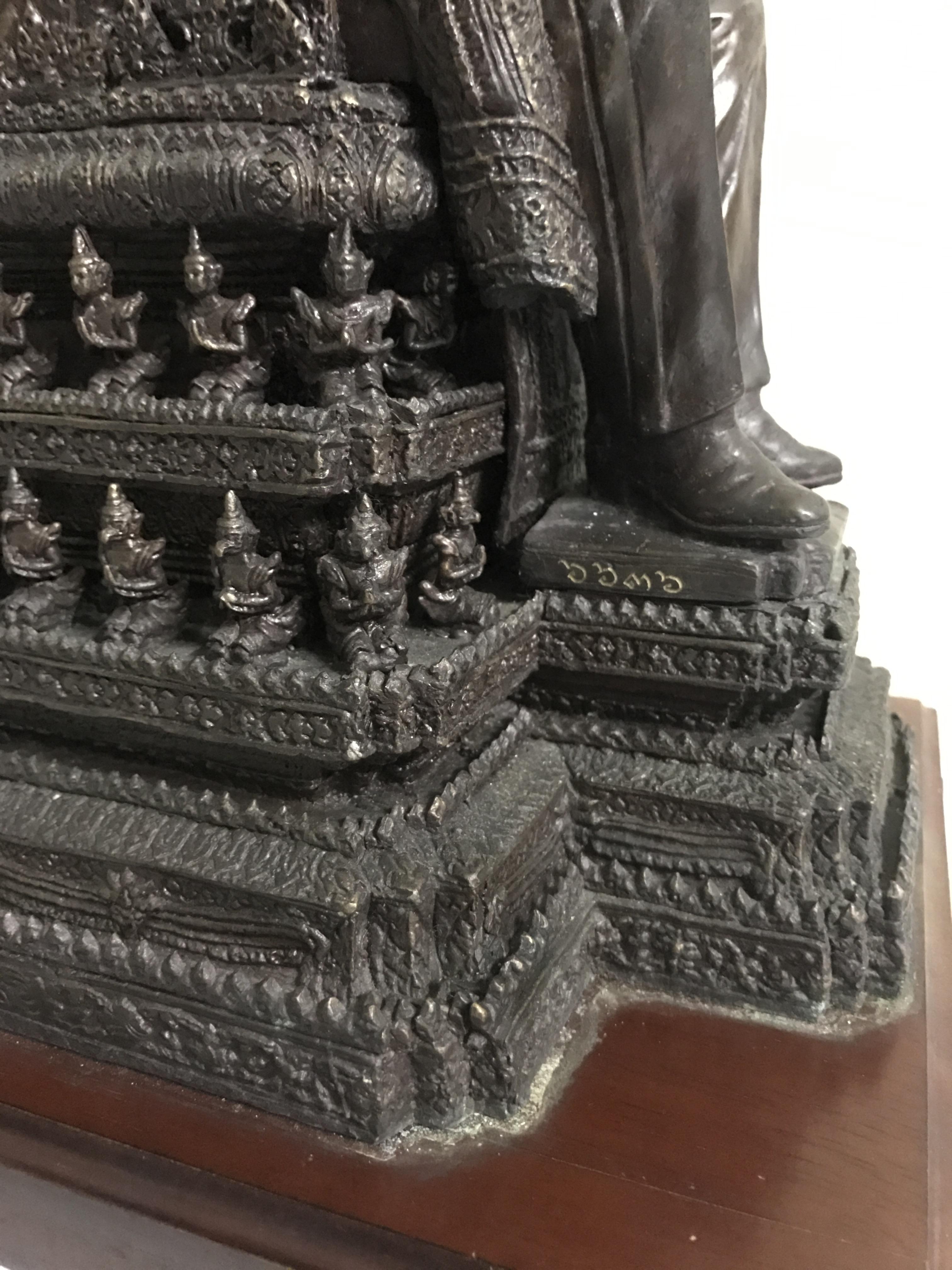 พระบรมรูปพระบาทสมเด็จพระเจ้าอยู่หัวรัชกาลที่9(นั่งบัลลังก์) กระทรวงมหาดไทยจัดสร้าง ปี2539