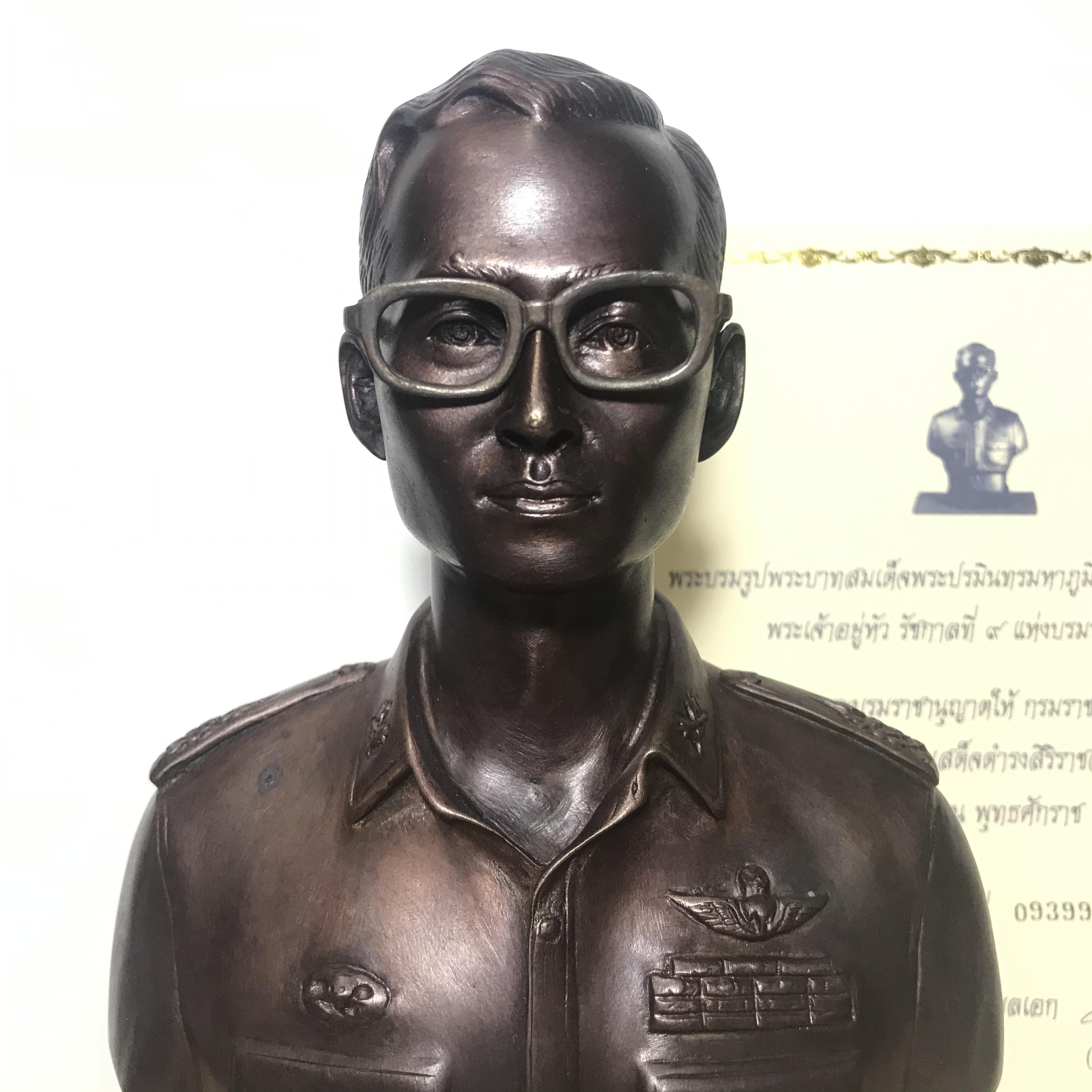 พระบรมรูปหล่อในหลวง ร.9 กรมราชองครักษ์ รุ่น 2 ปี 2539(นิยมหายาก)พร้อมใบรับรองเดิม(สภาพสวยสมบูรณ์เก็บเก่าเดิมอยู่ในถุงซีนและกล่องบรรจุเดิม)องค์หมายเลข 09399