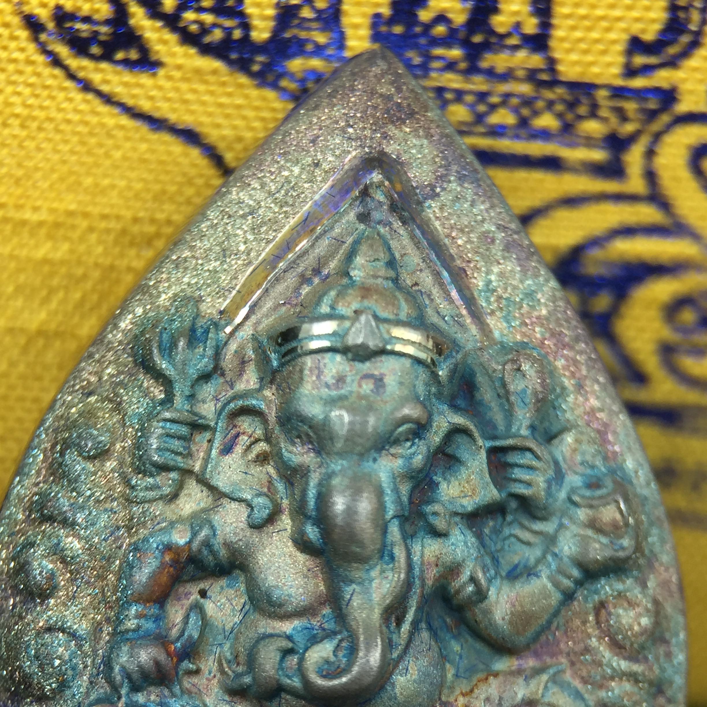 เหรียญพระพิฆเนศวร ญสส. ชุดกาญจนาภิเษกครองราชย์ 50 ปี พุทธศักราช 2538 พิมพ์ใหญ่(2.9 ซม.) เนื้อเงินผิวเดิมกลับดำขึ้นสีรุ้งเข้มขลังงดงามธรรมชาติสร้างสรรค์ สภาพสวยเดิมพร้อมกล่องบรรจุเดิม ตอกโค๊ดหมายเลขกำกับ(1ใน 5539องค์)