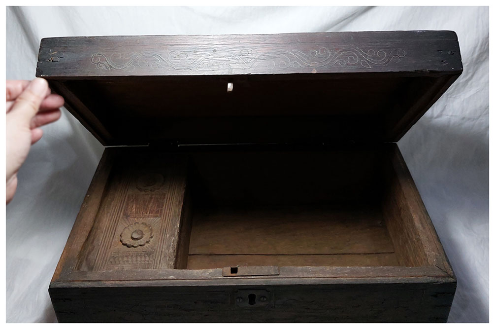 กล่องไม้เก่าตอกลายด้วยเส้นทองเหลือง-BPT2745-